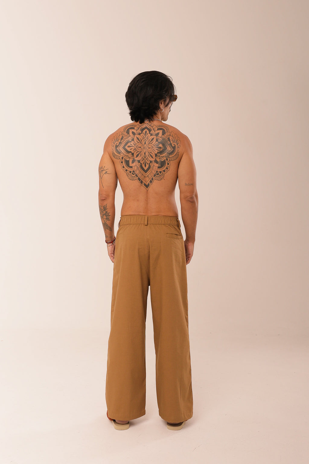 Calça Over Pregas Marrom