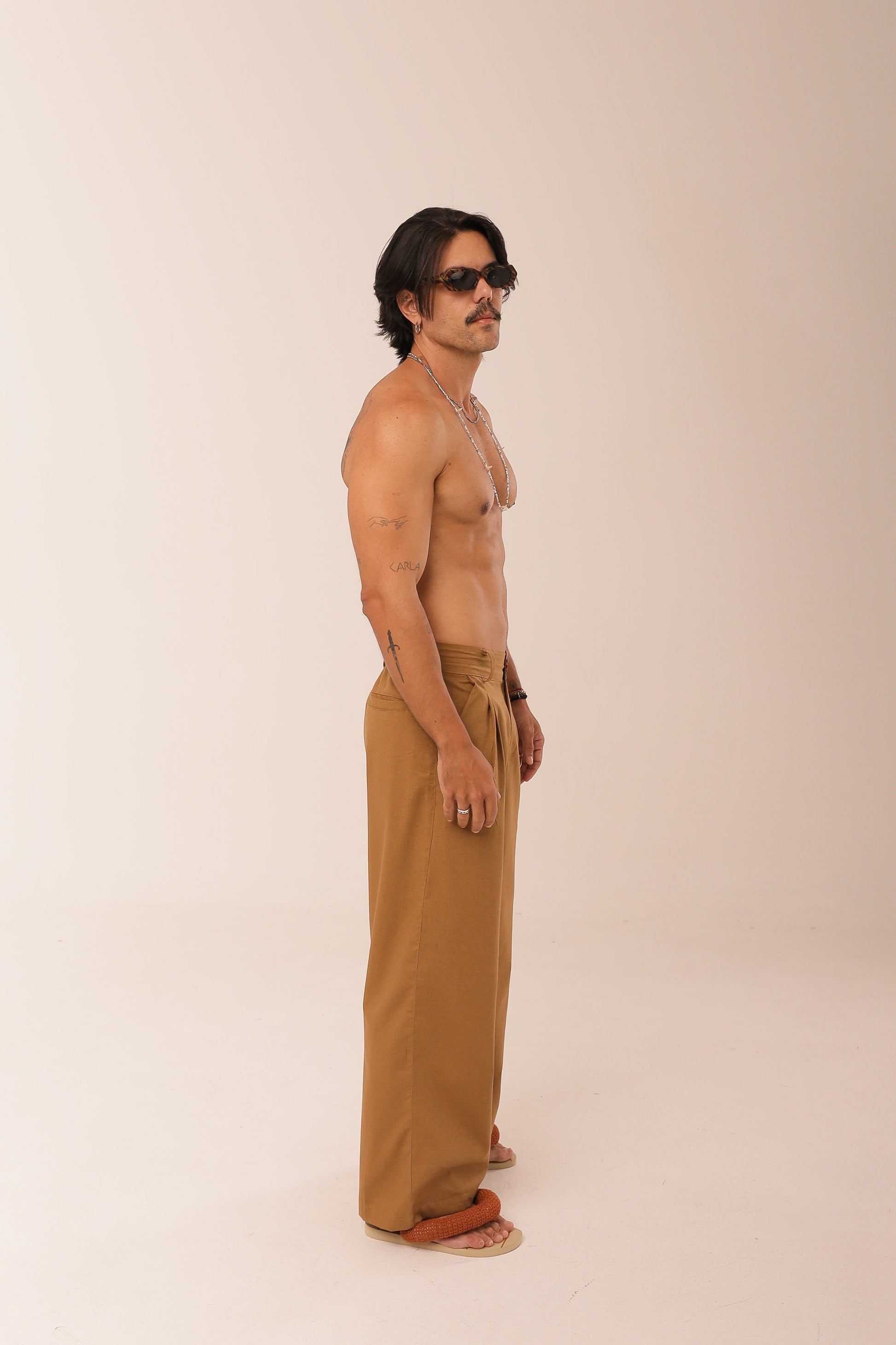 Calça Over Pregas Marrom
