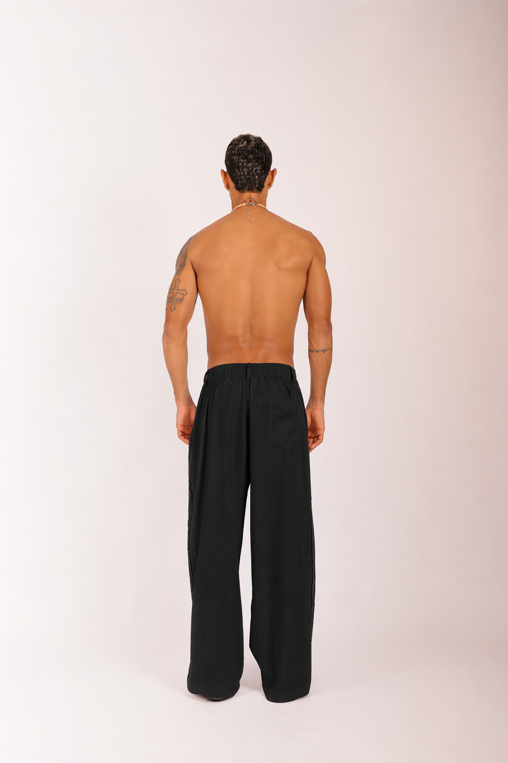 Calça Linho com Pregas Laterais Preta
