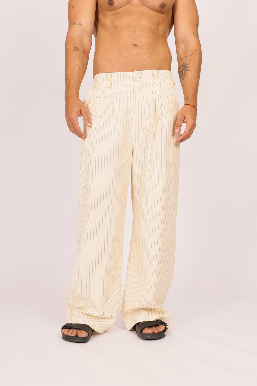 Calça Risca de Giz Over Pregas Bege