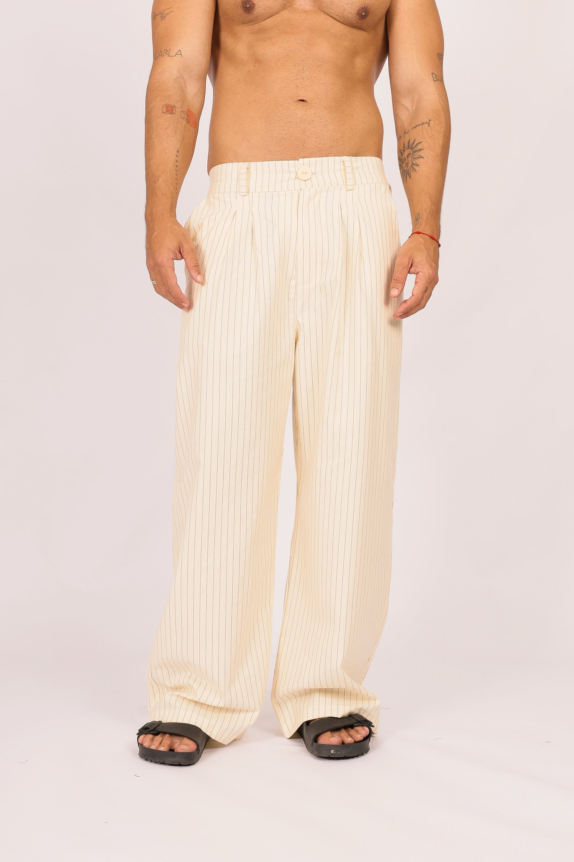 Calça Risca de Giz Over Pregas Bege