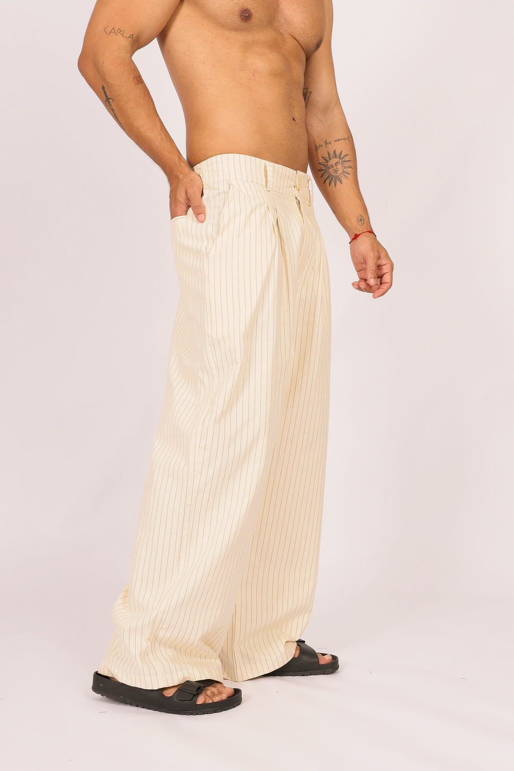 Calça Risca de Giz Over Pregas Bege