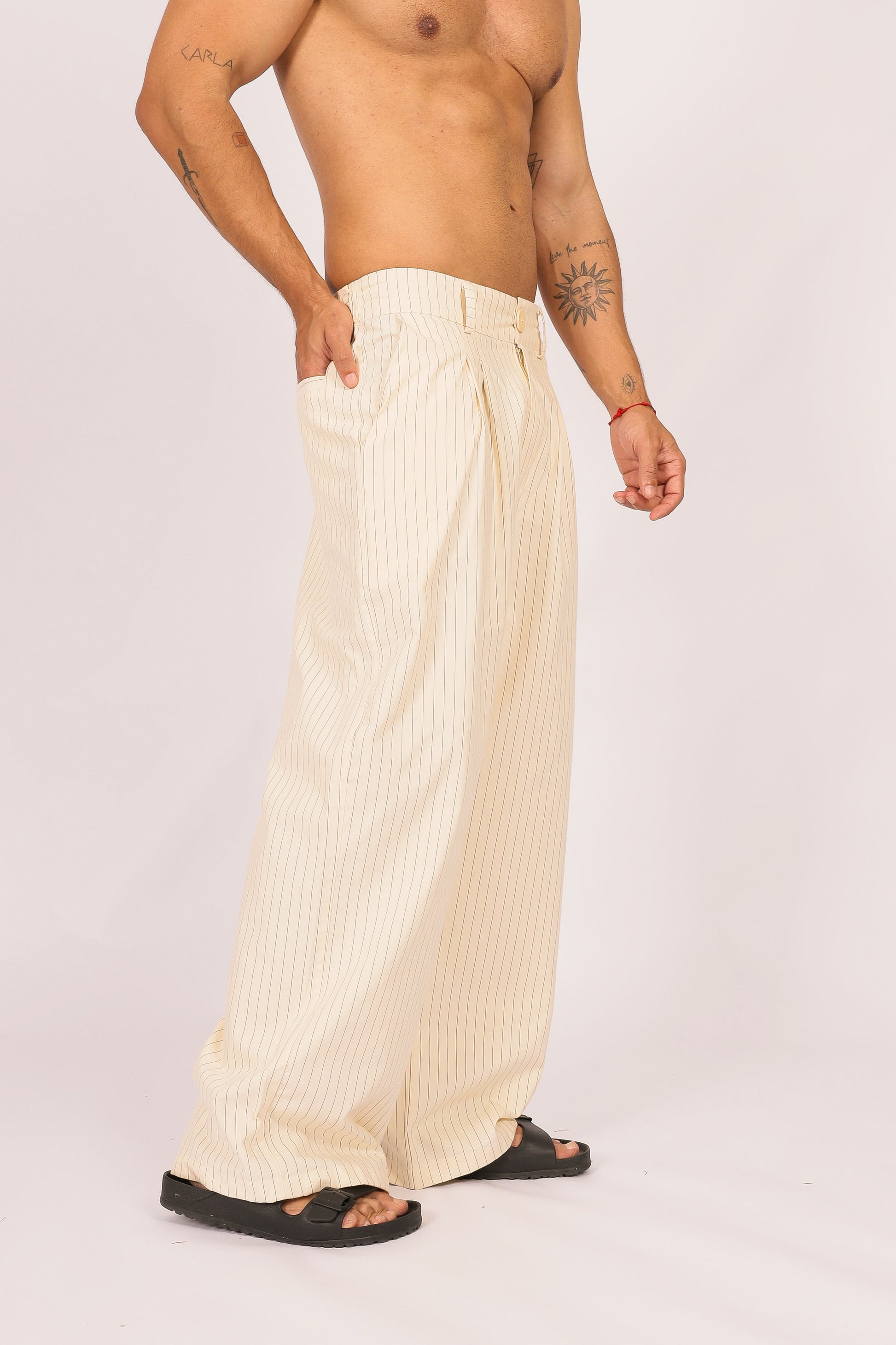 Calça Risca de Giz Over Pregas Bege