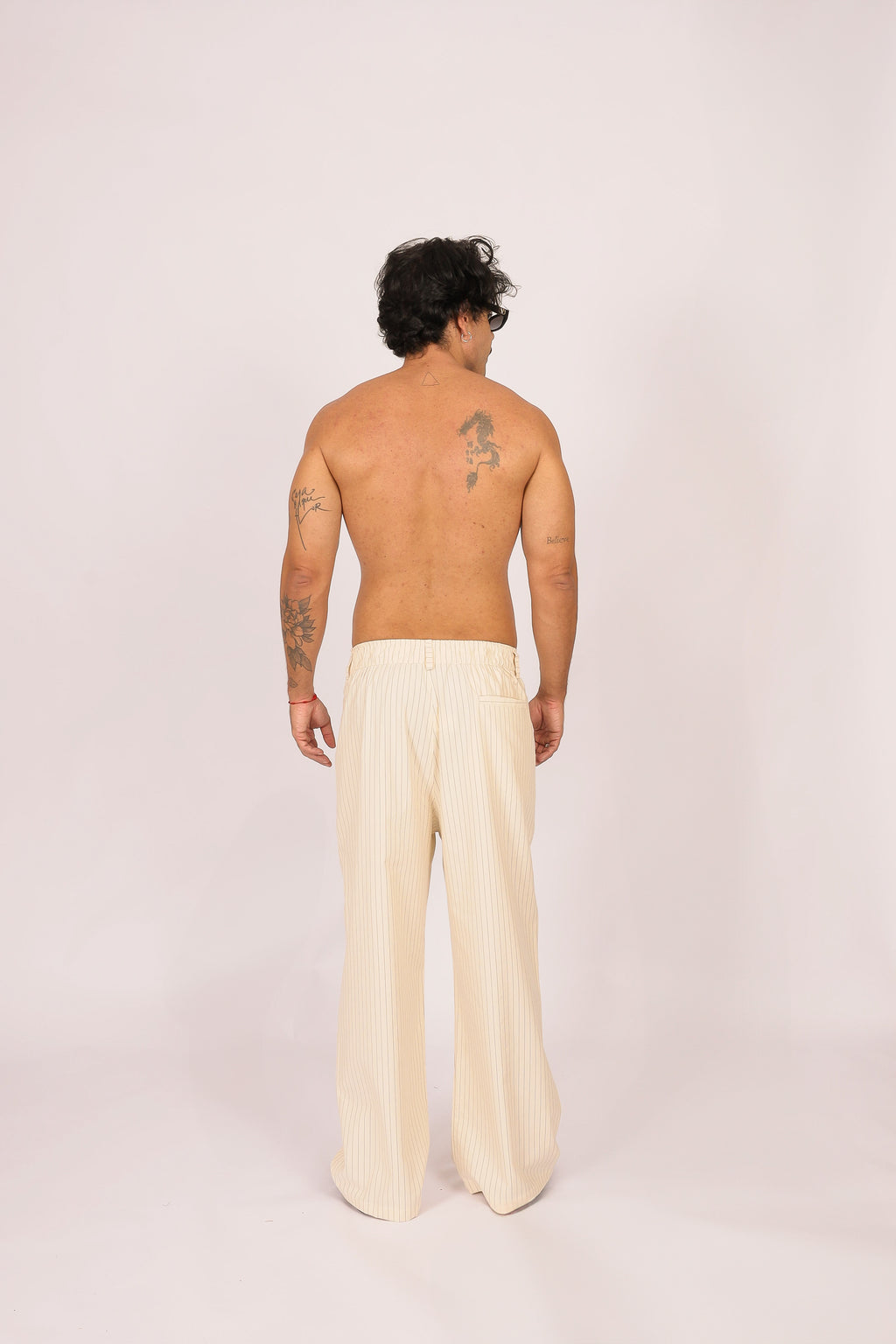 Calça Risca de Giz Over Pregas Bege
