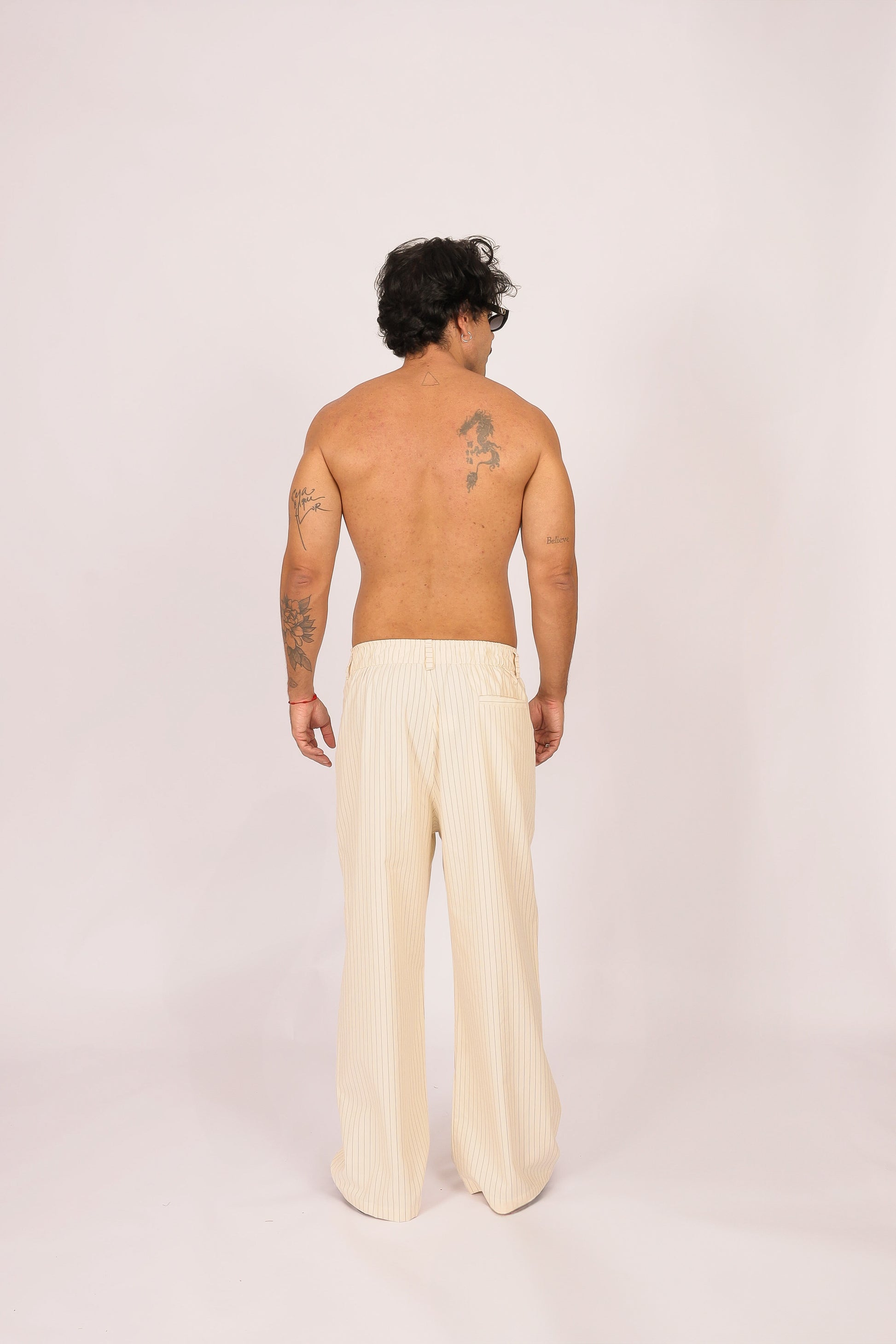 Calça Risca de Giz Over Pregas Bege