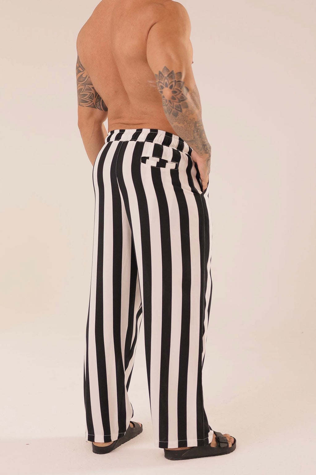 Calça Reta Listras Pretaㅤ ㅤㅤㅤㅤㅤㅤㅤㅤㅤㅤㅤ