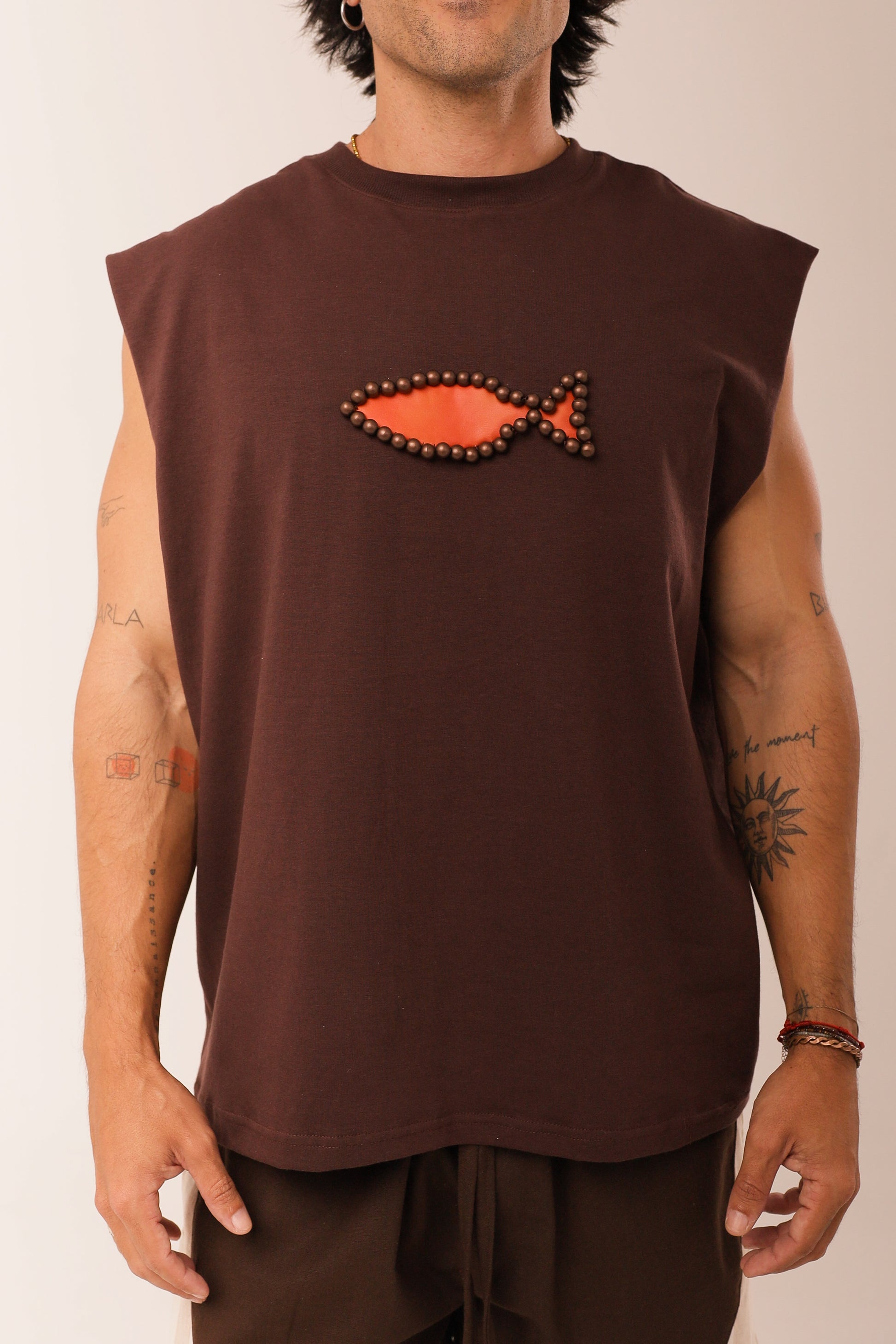 Regata Over Peixe Sagrado Bordado Marrom