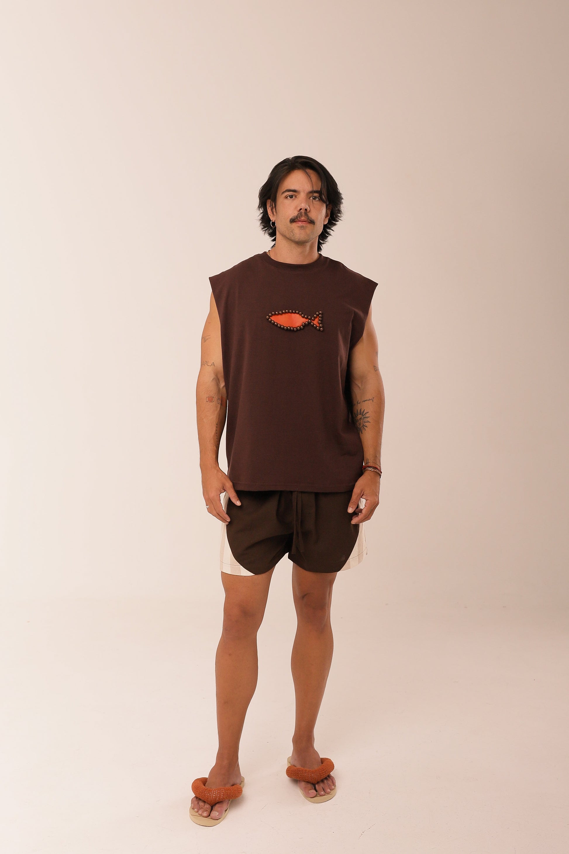 Regata Over Peixe Sagrado Bordado Marrom