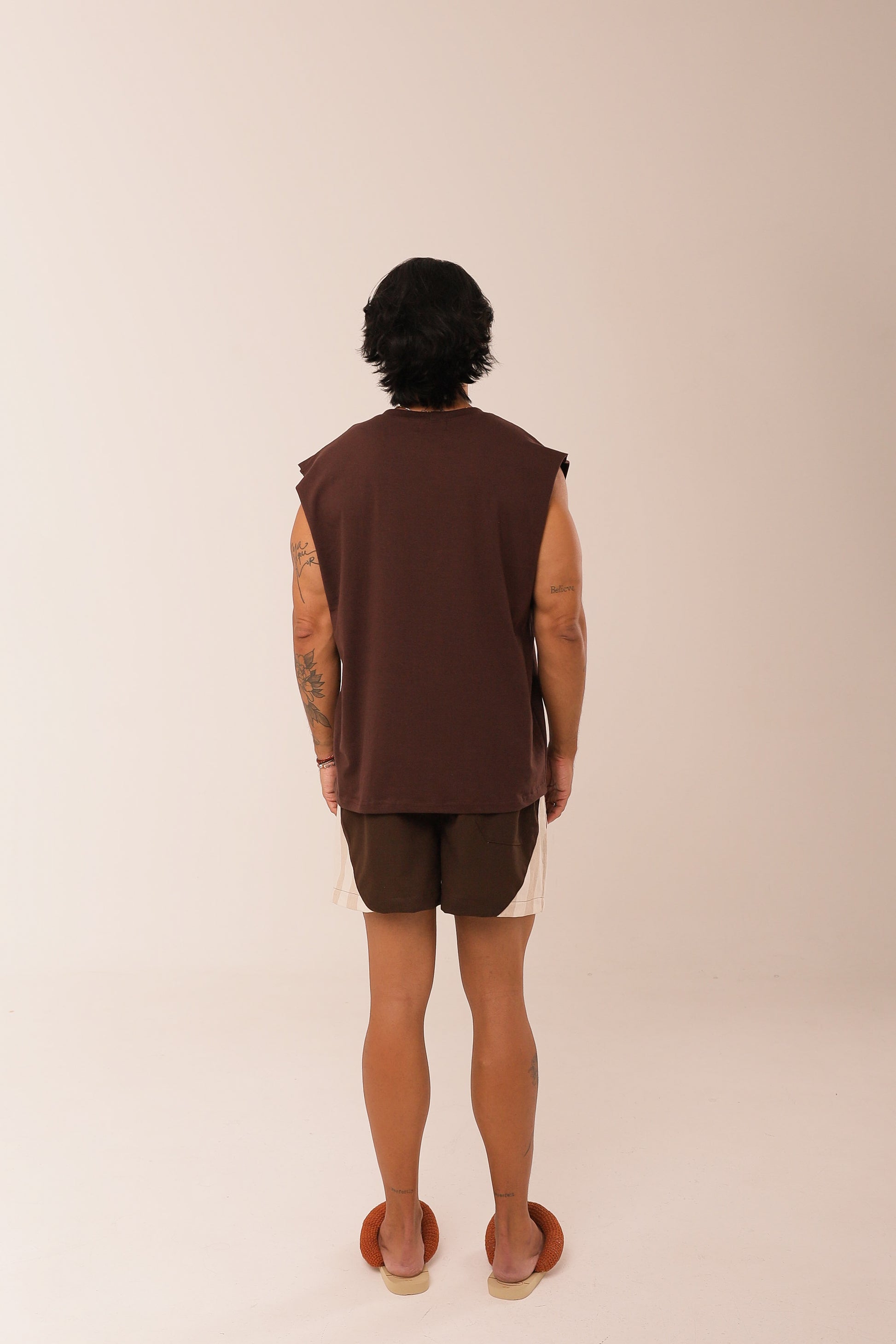 Regata Over Peixe Sagrado Bordado Marrom