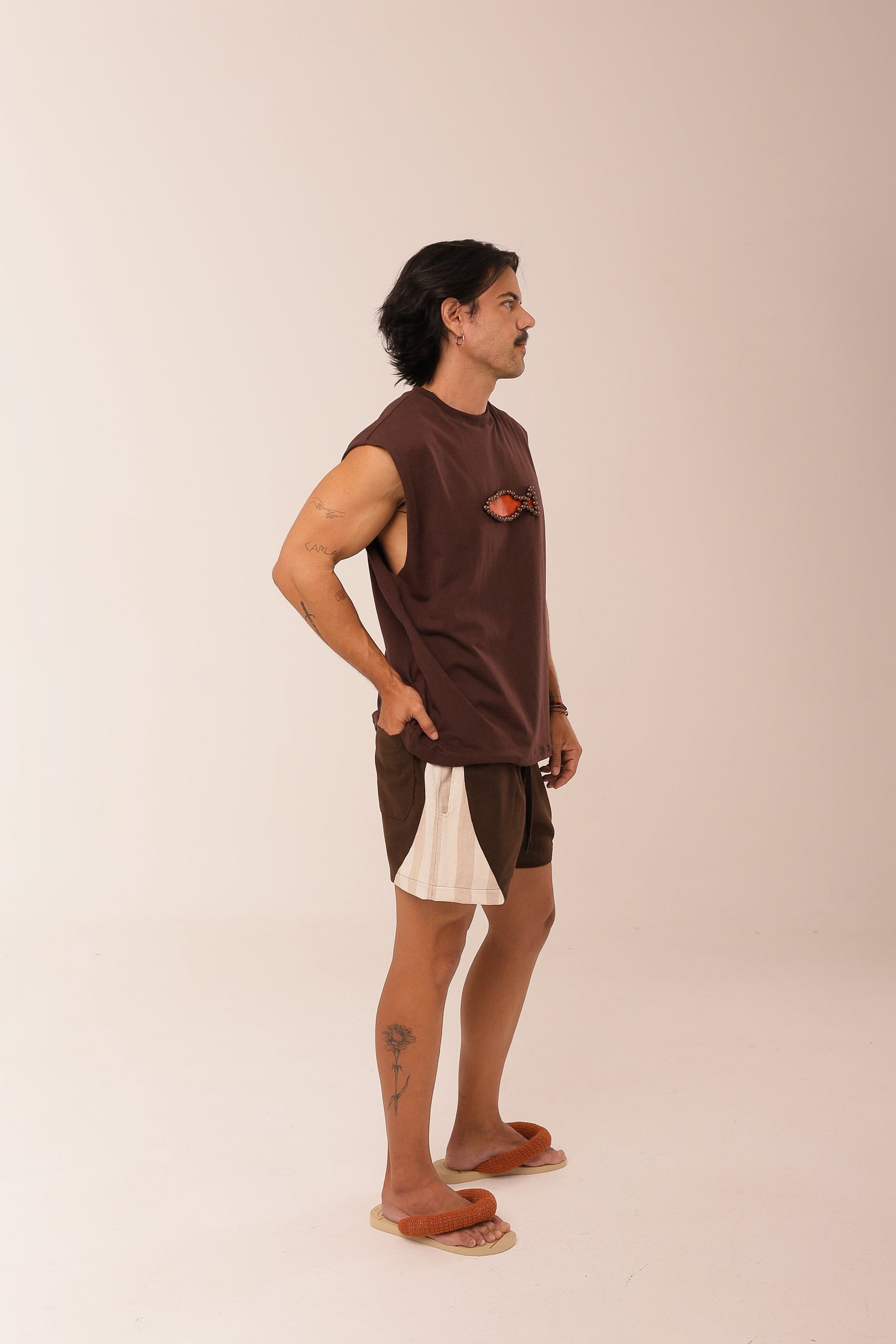 Regata Over Peixe Sagrado Bordado Marrom