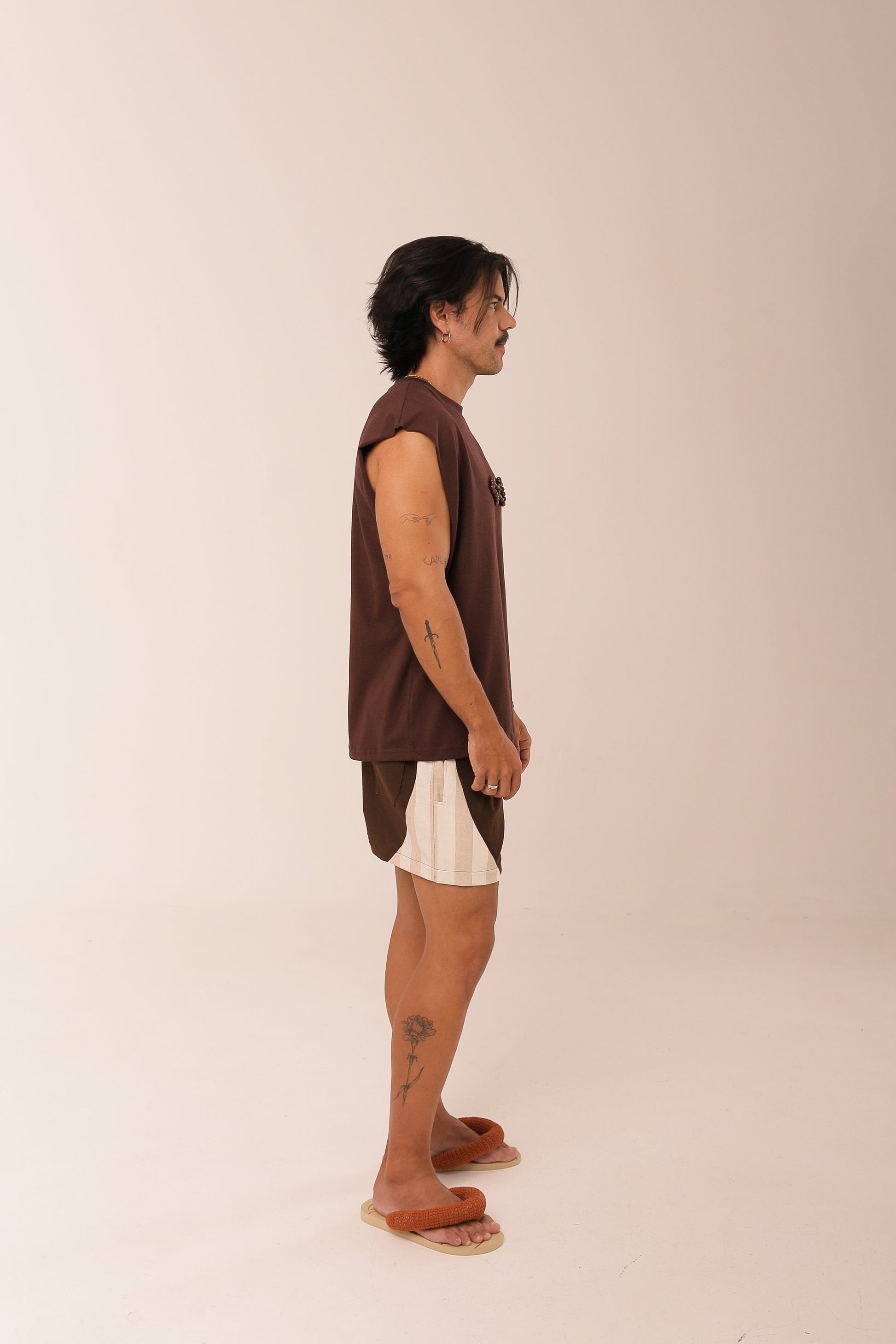 Regata Over Peixe Sagrado Bordado Marrom