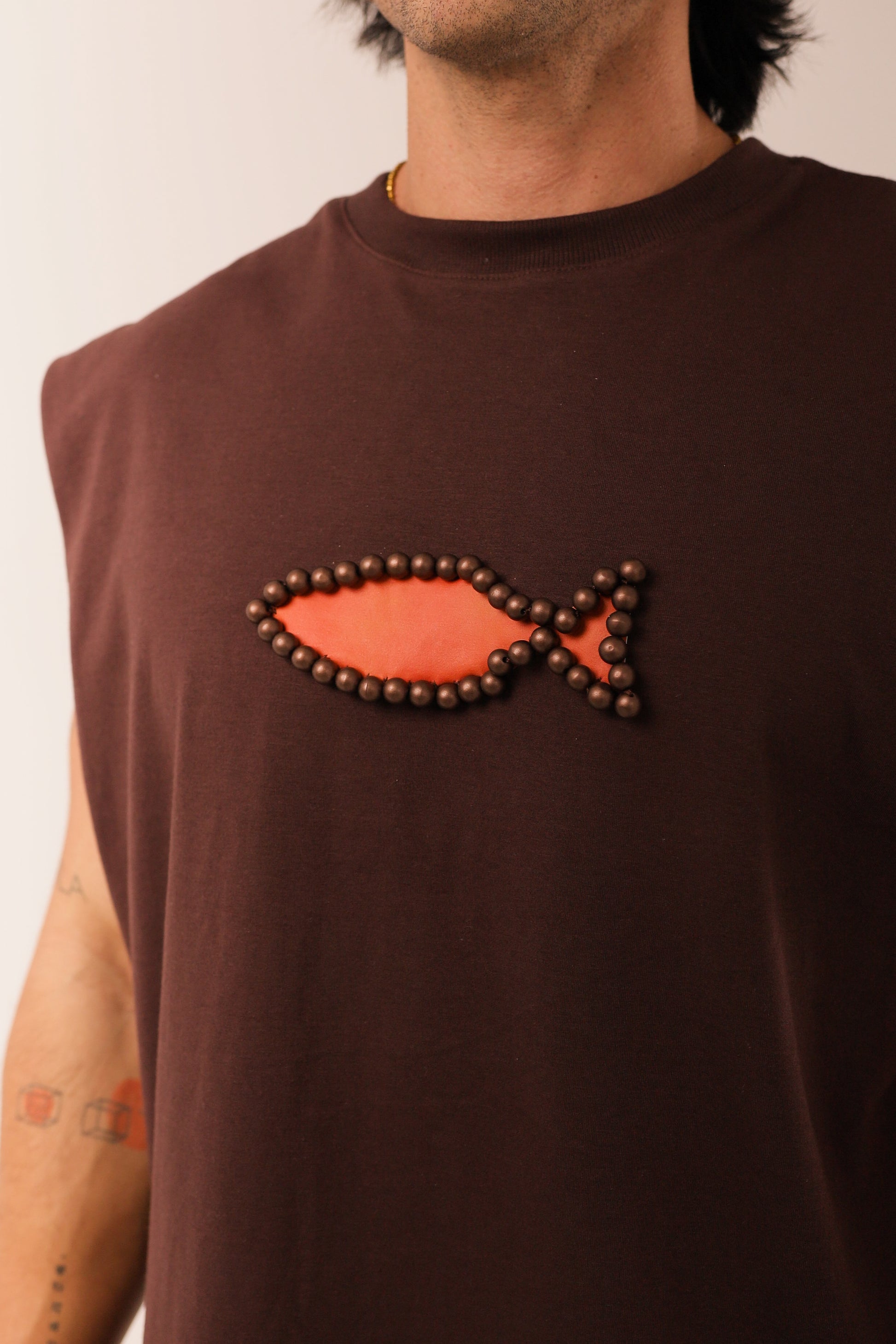 Regata Over Peixe Sagrado Bordado Marrom