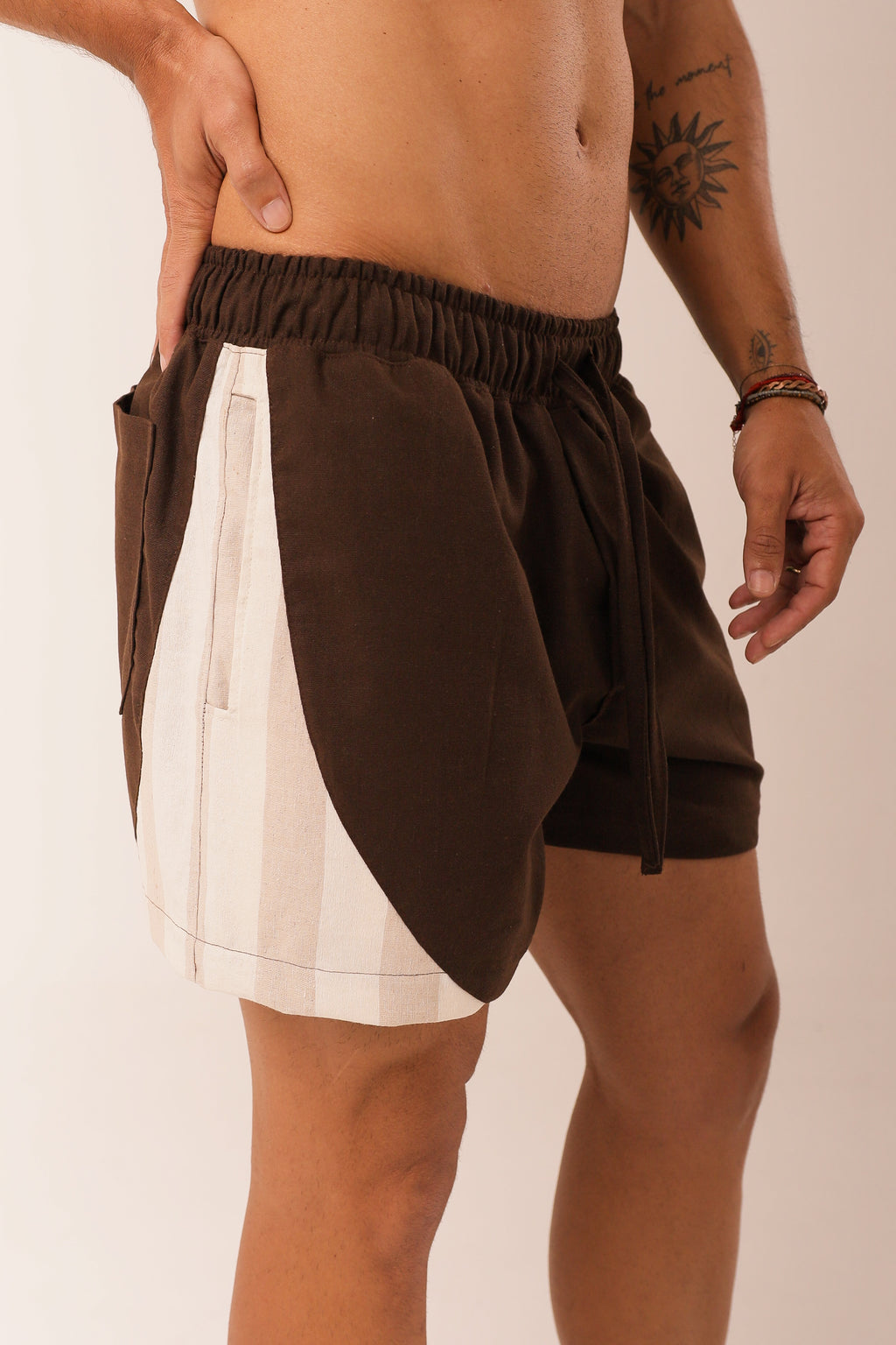 Short Linho Recorte Listras Marrom