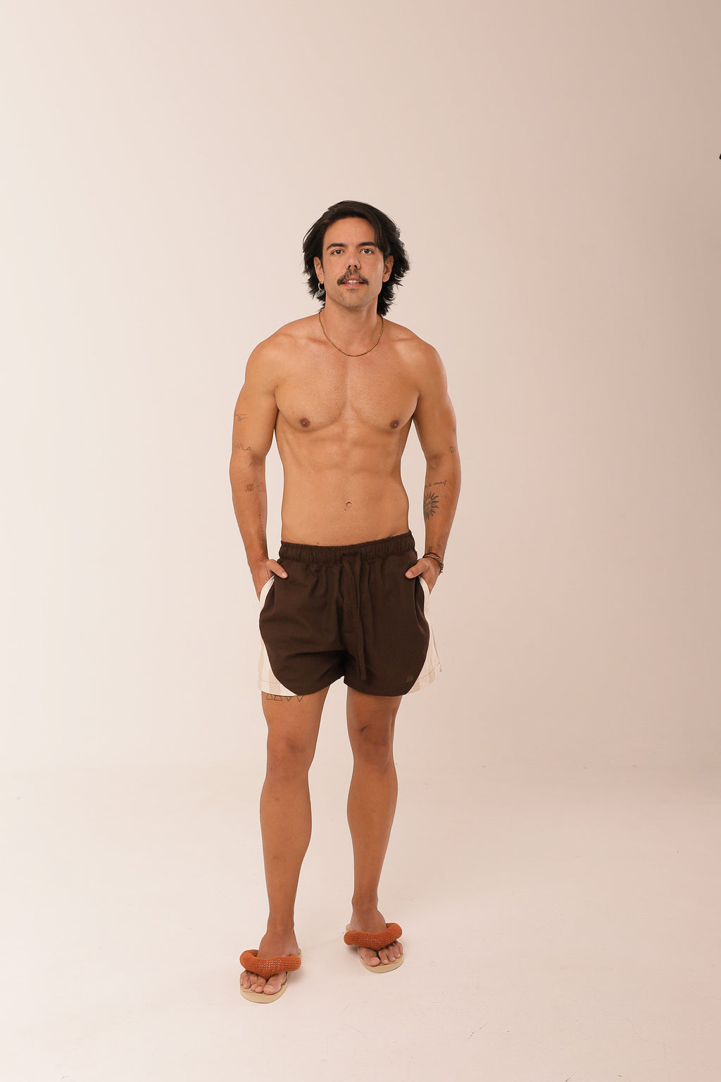 Short Linho Recorte Listras Marrom