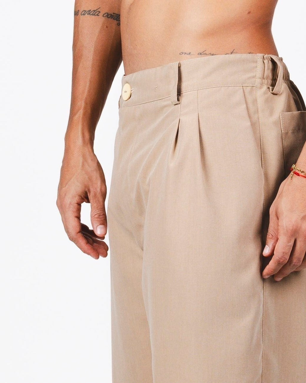 Calça Over Pregas Bege