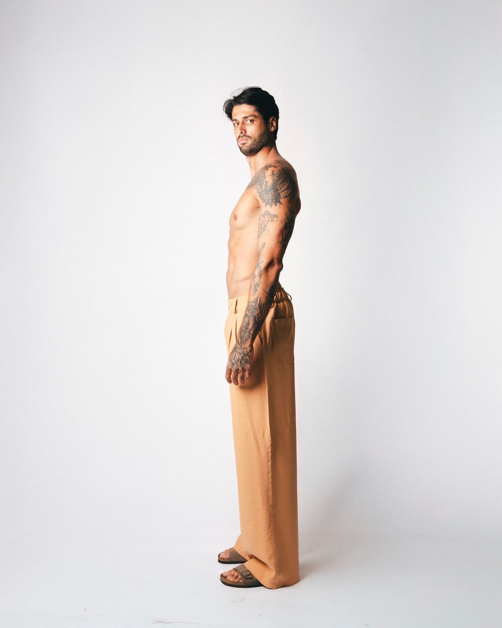 Calça Over Pregas Bege