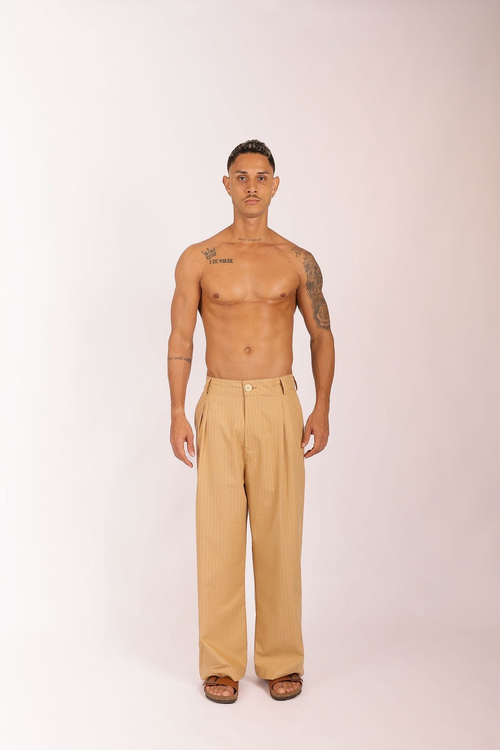 Calça Over Pregas Bege Risca de Giz