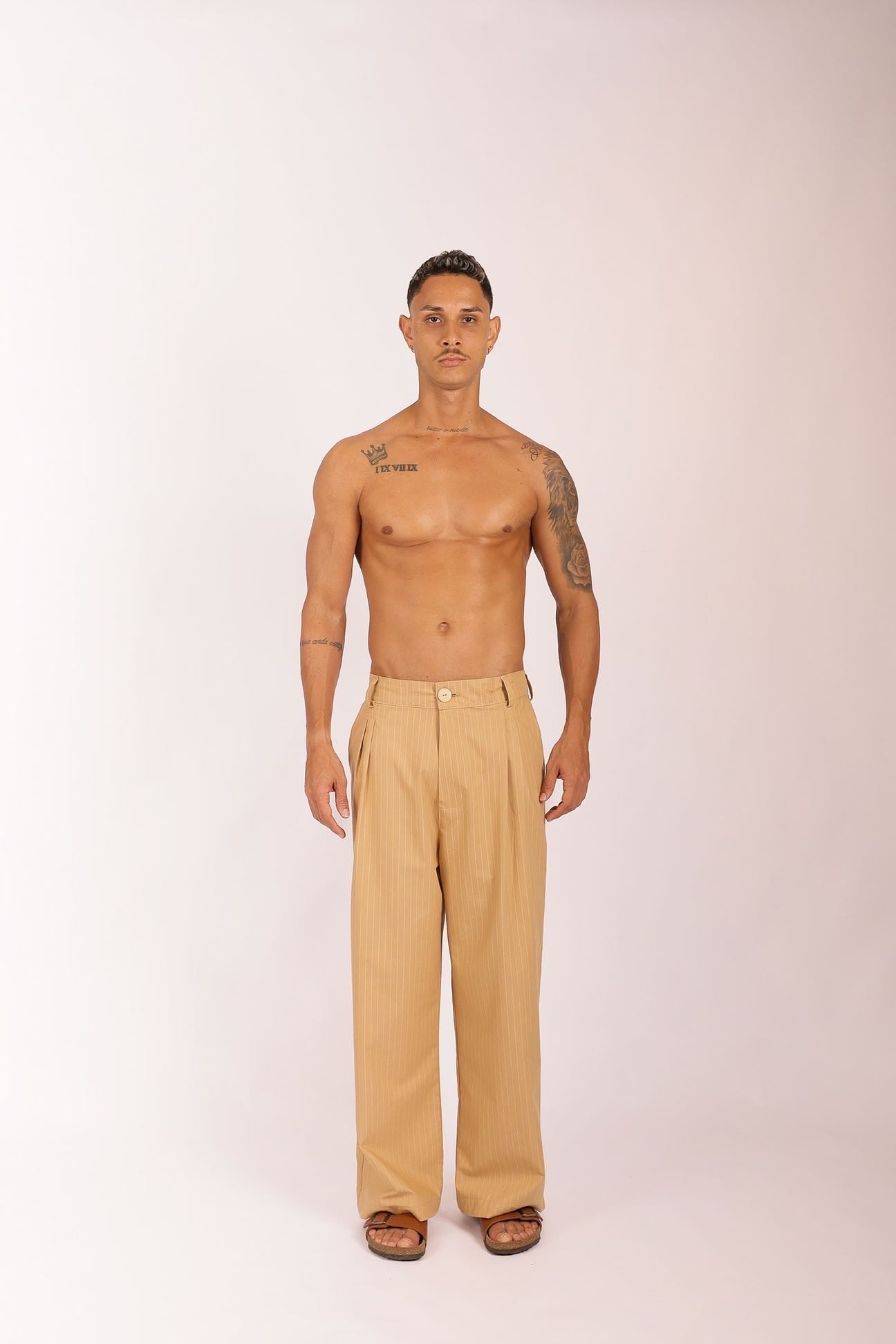 Calça Over Pregas Bege Risca de Giz