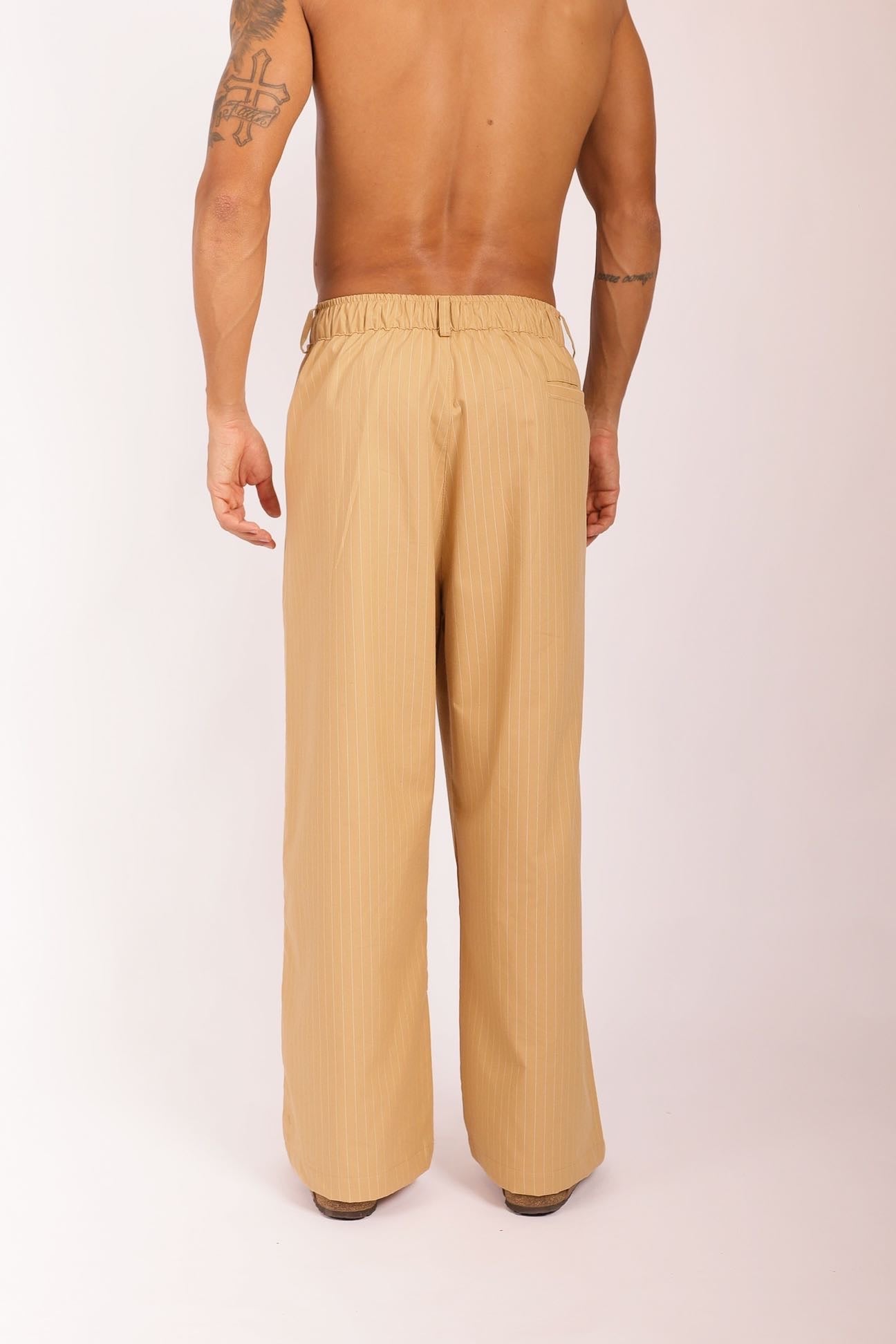 Calça Over Pregas Bege Risca de Giz