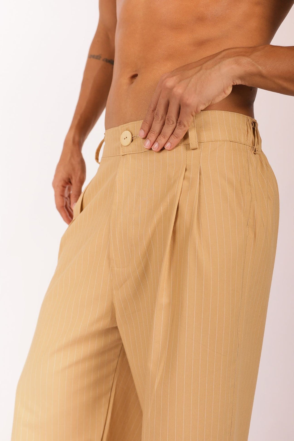 Calça Over Pregas Bege Risca de Giz