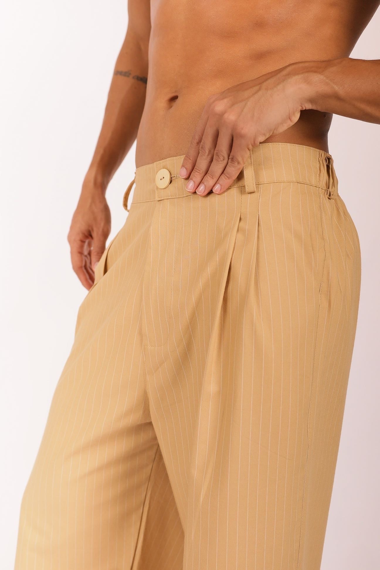 Calça Over Pregas Bege Risca de Giz