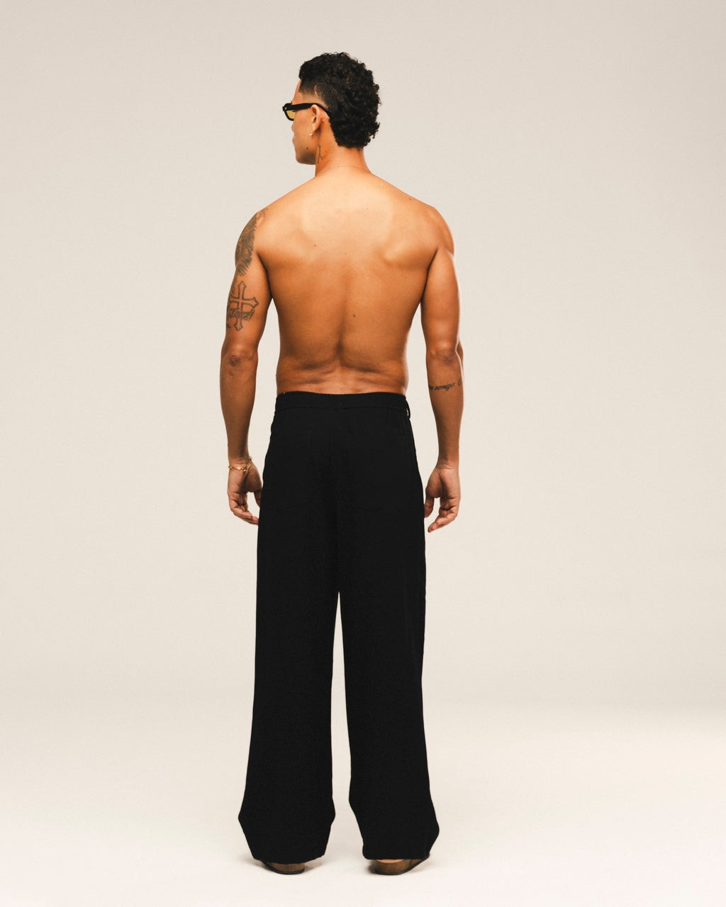Calça Over Pregas Preta