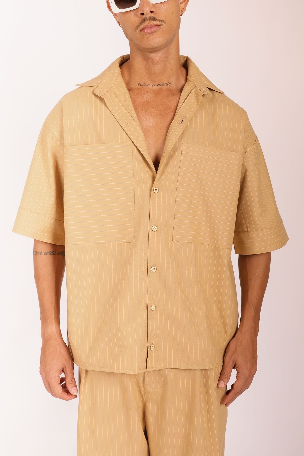 Camisa Ampla Bege Risca de Giz