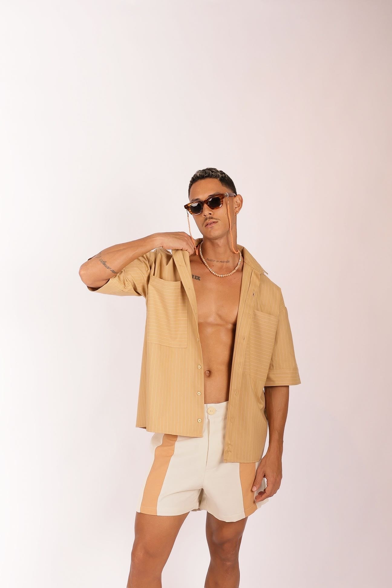 Camisa Ampla Bege Risca de Giz