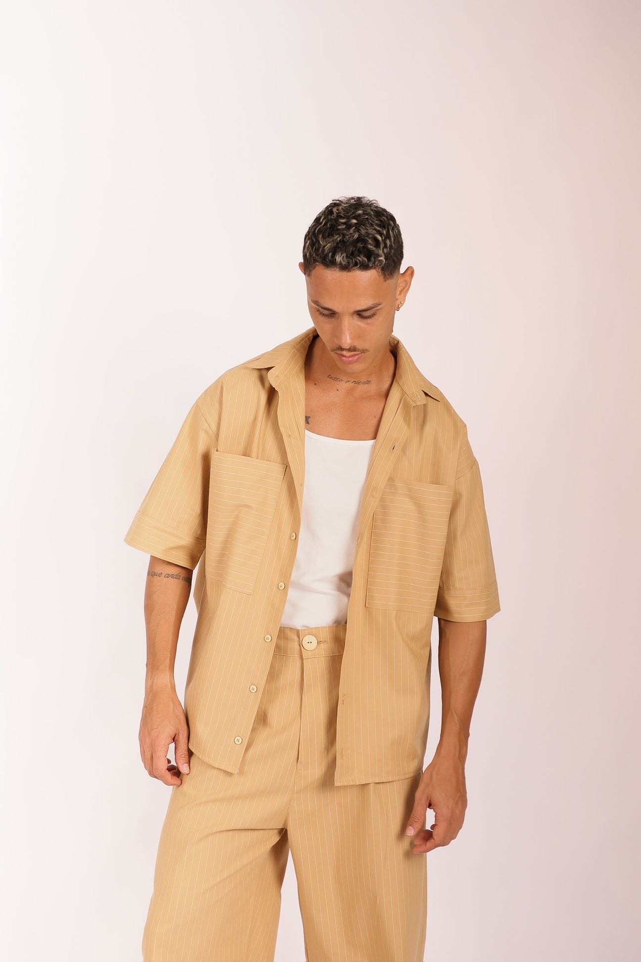 Camisa Ampla Bege Risca de Giz