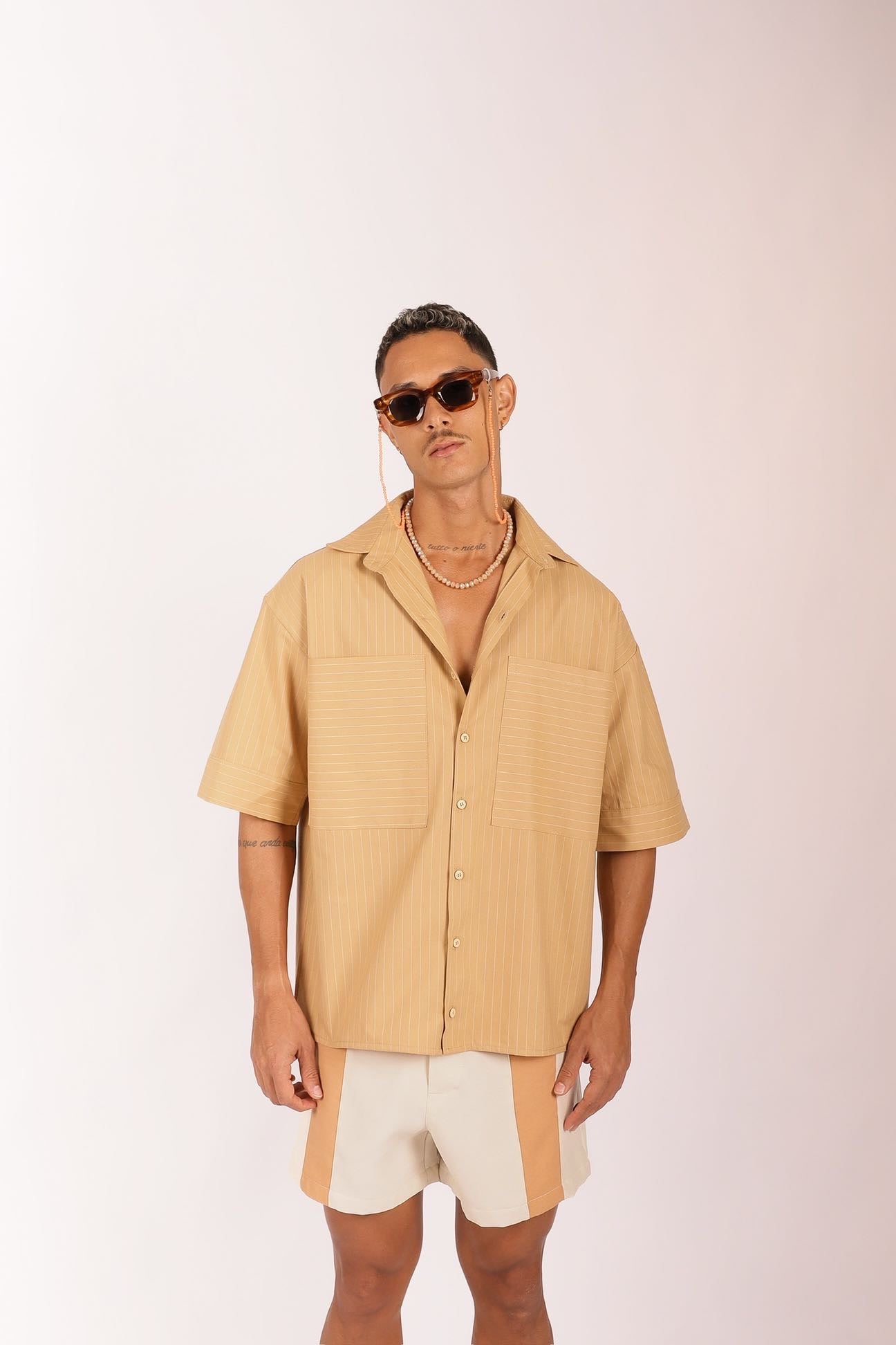 Camisa Ampla Bege Risca de Giz