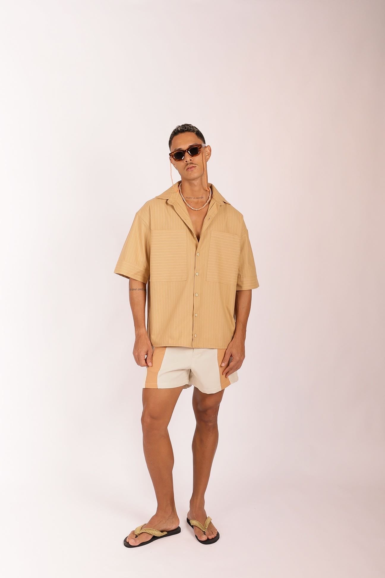 Camisa Ampla Bege Risca de Giz