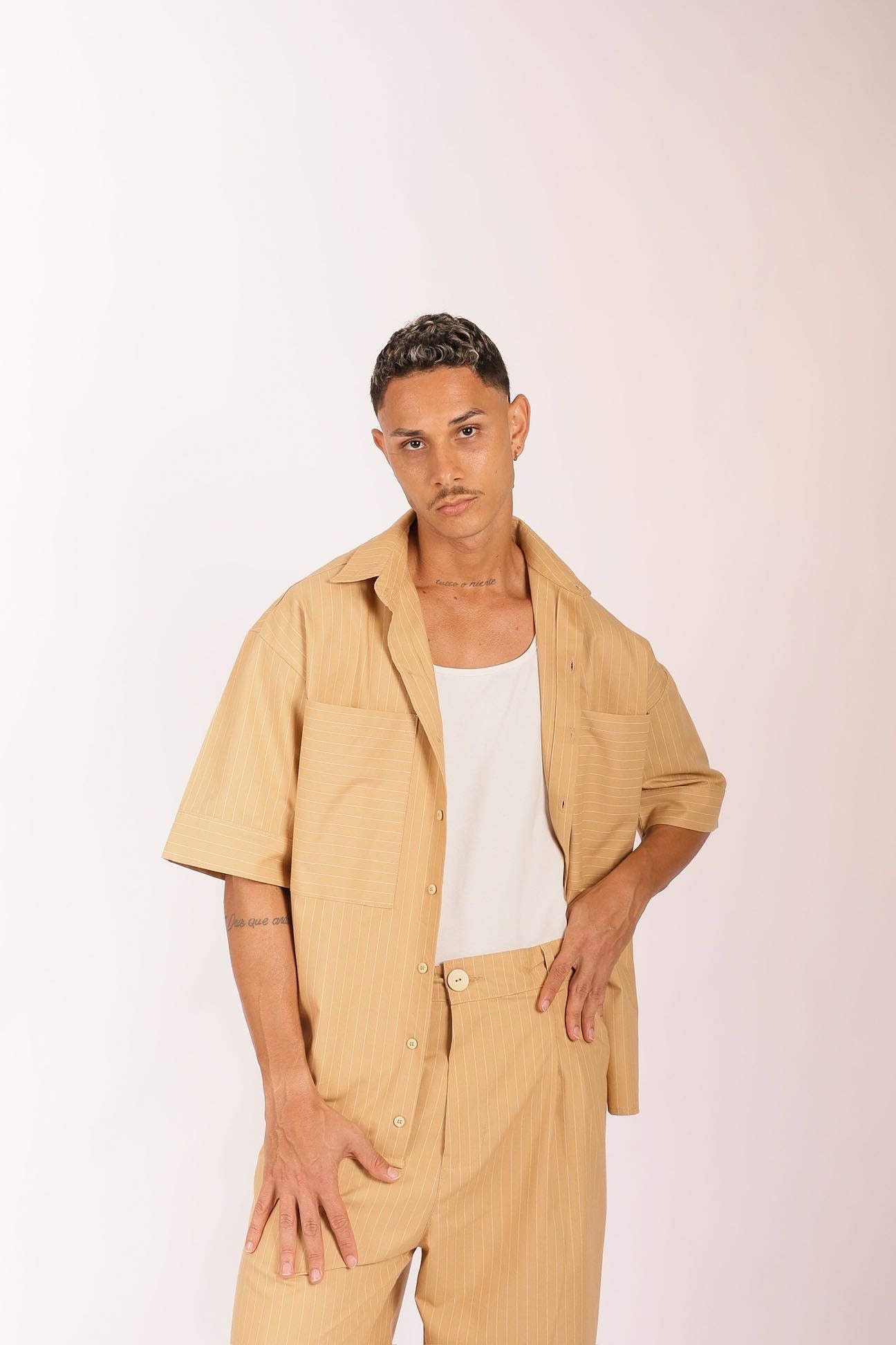Camisa Ampla Bege Risca de Giz