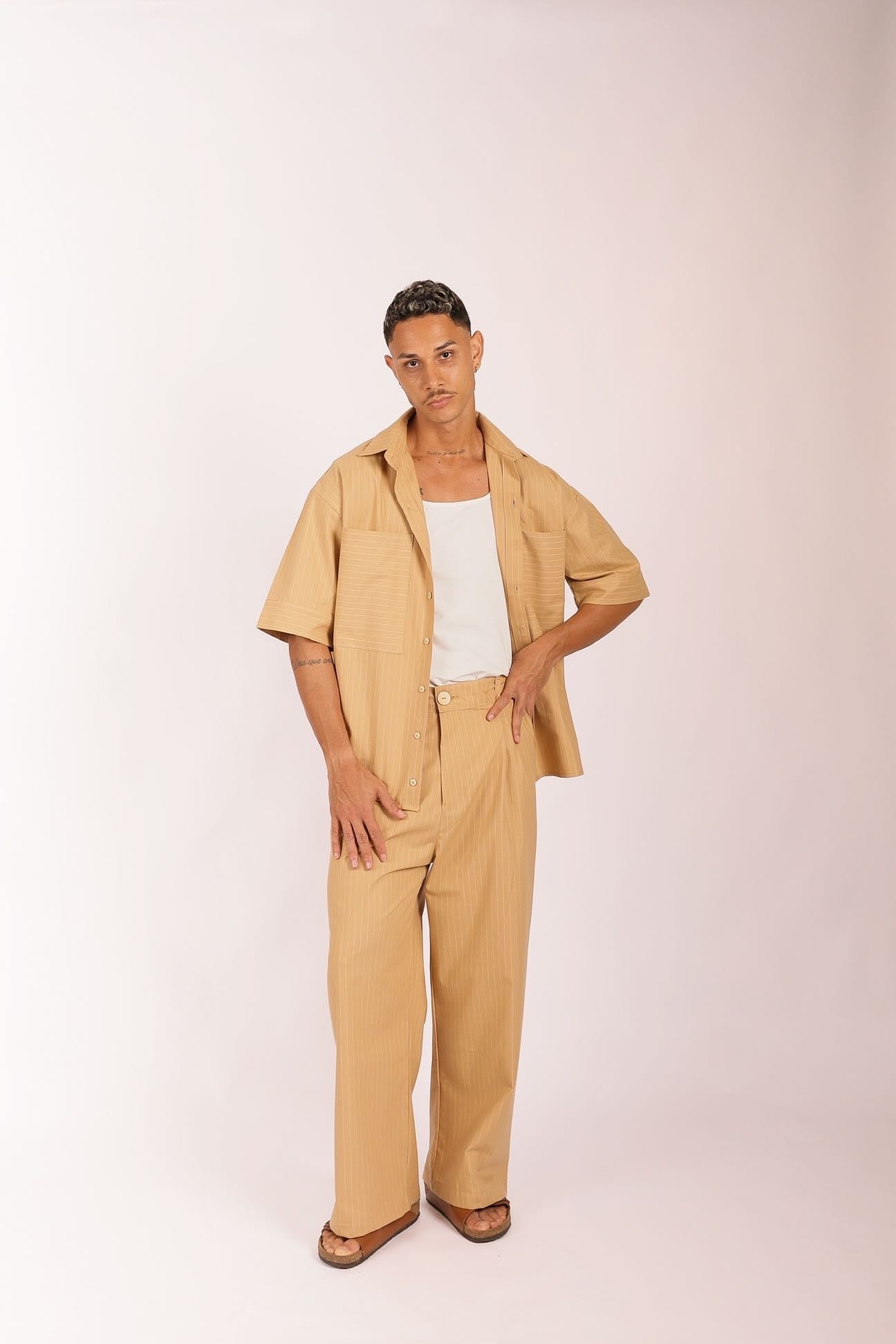 Camisa Ampla Bege Risca de Giz