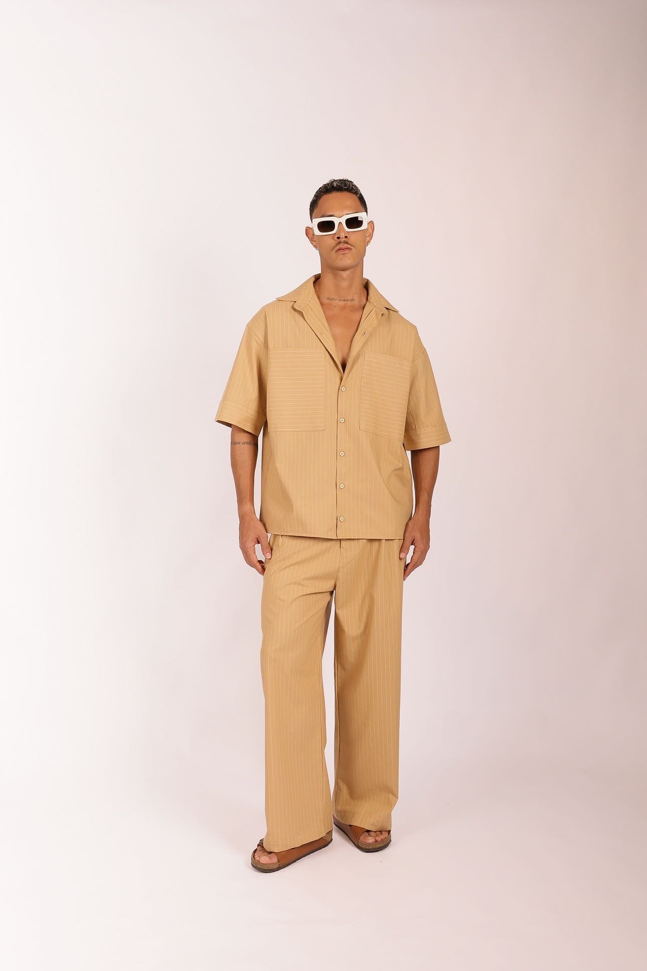 Camisa Ampla Bege Risca de Giz