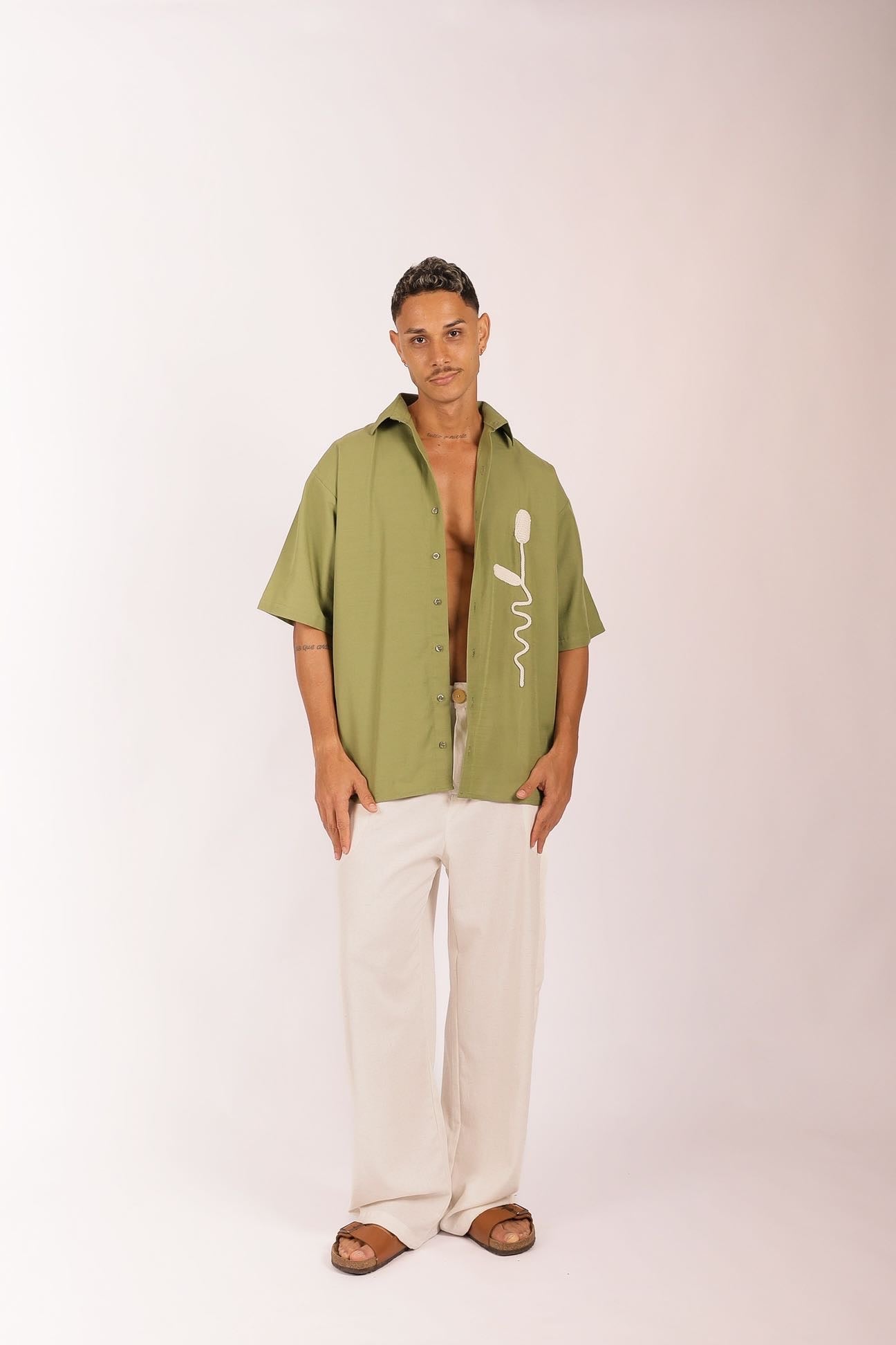Camisa Flor de Gengibre Crochê Verde Oliva
