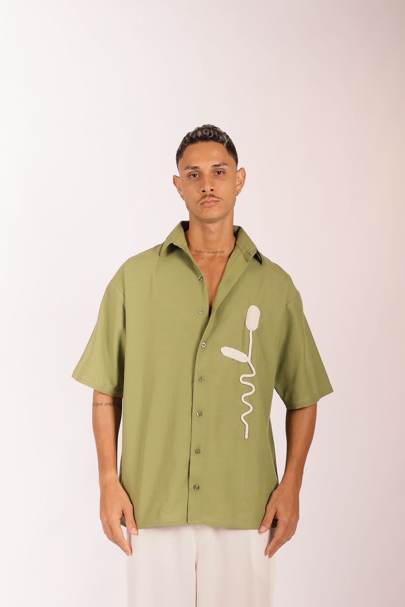 Camisa Flor de Gengibre Crochê Verde Oliva