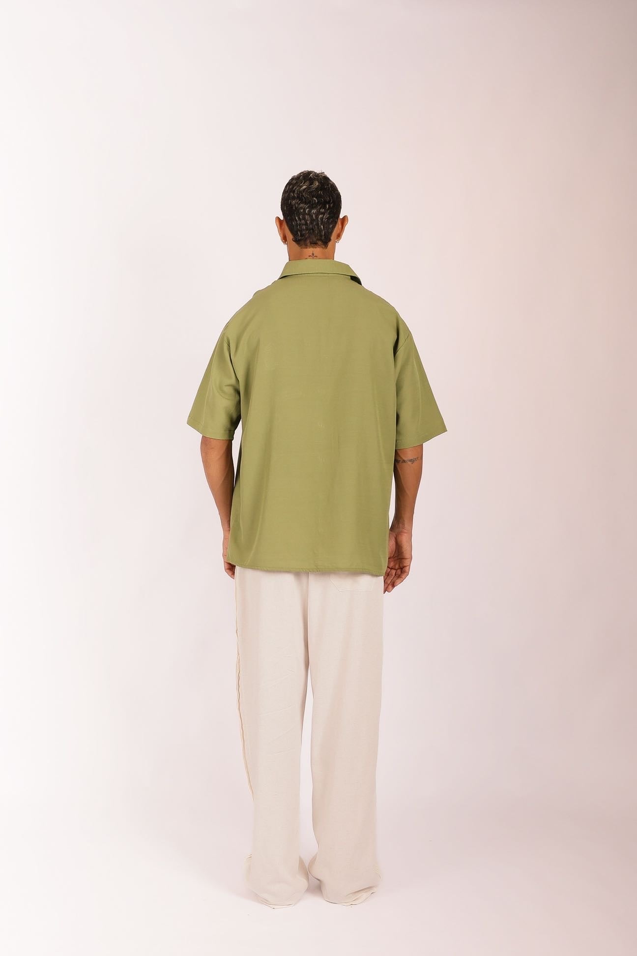Camisa Flor de Gengibre Crochê Verde Oliva