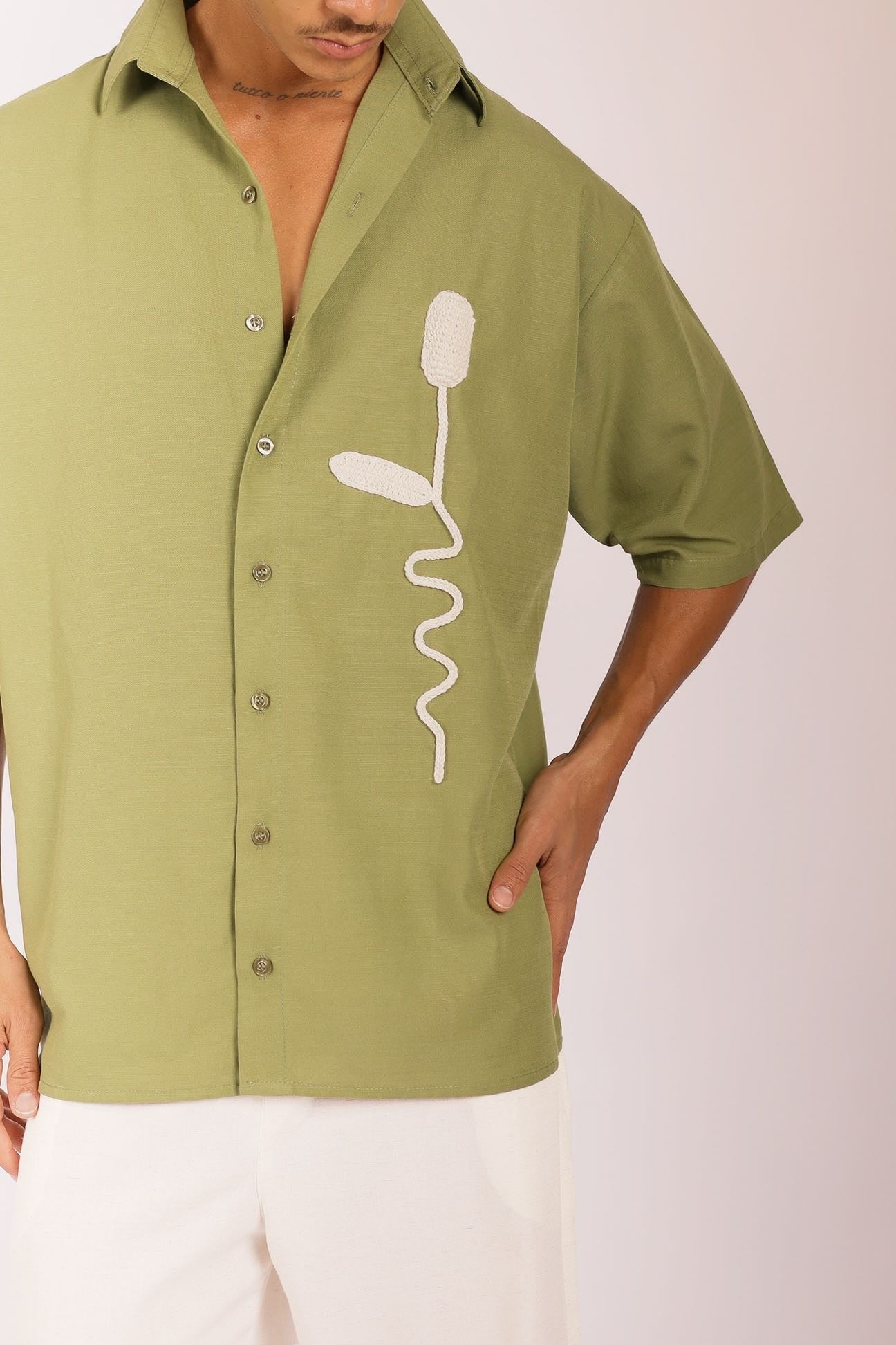Camisa Flor de Gengibre Crochê Verde Oliva