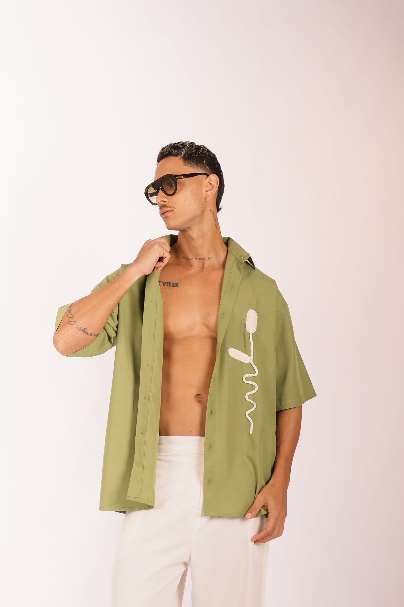 Camisa Flor de Gengibre Crochê Verde Oliva
