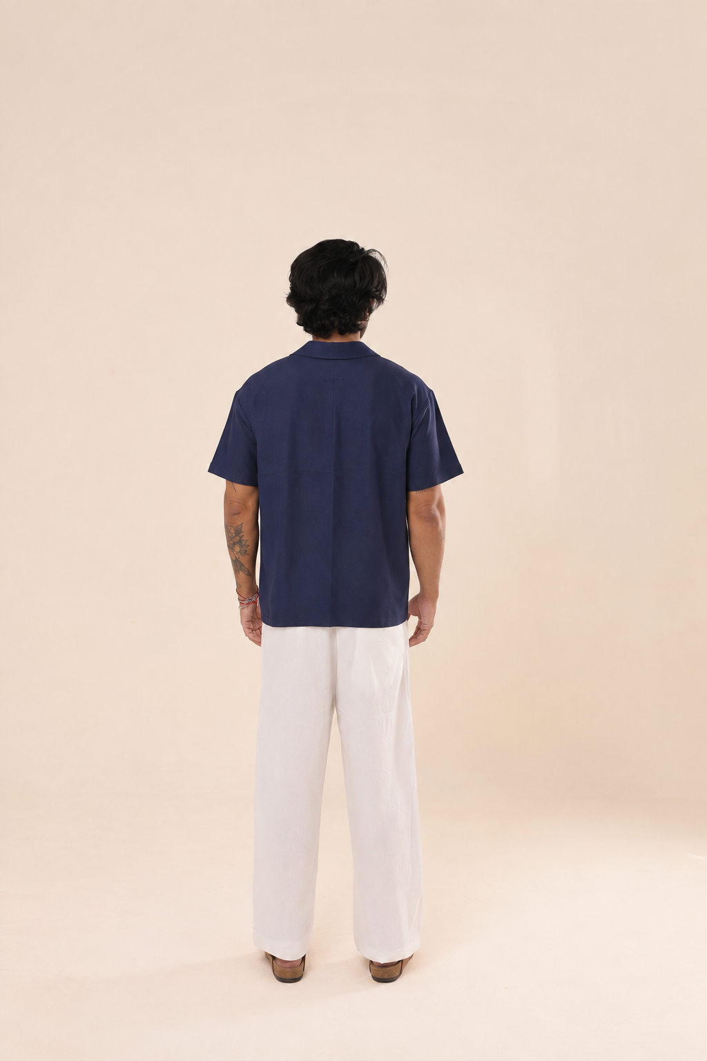 Camisa Linho Lagosta Bordada NITX Azul marinho vista de costas