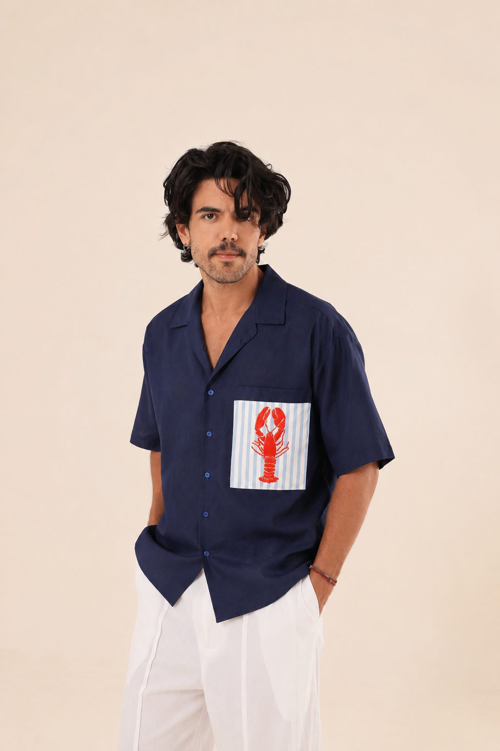 Camisa Linho Lagosta Bordada NITX Azul marinho detalhe do bolso com bordado de lagosta