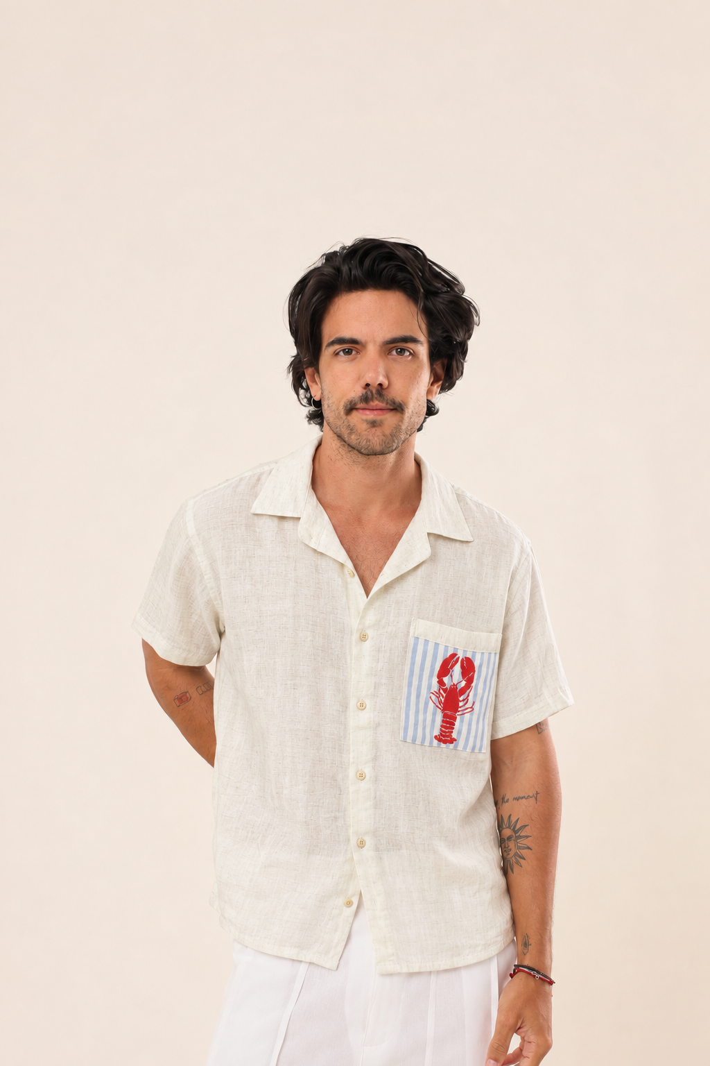 Camisa Linho Lagosta Bordada NITX Natural detalhe do bolso com bordado de lagosta