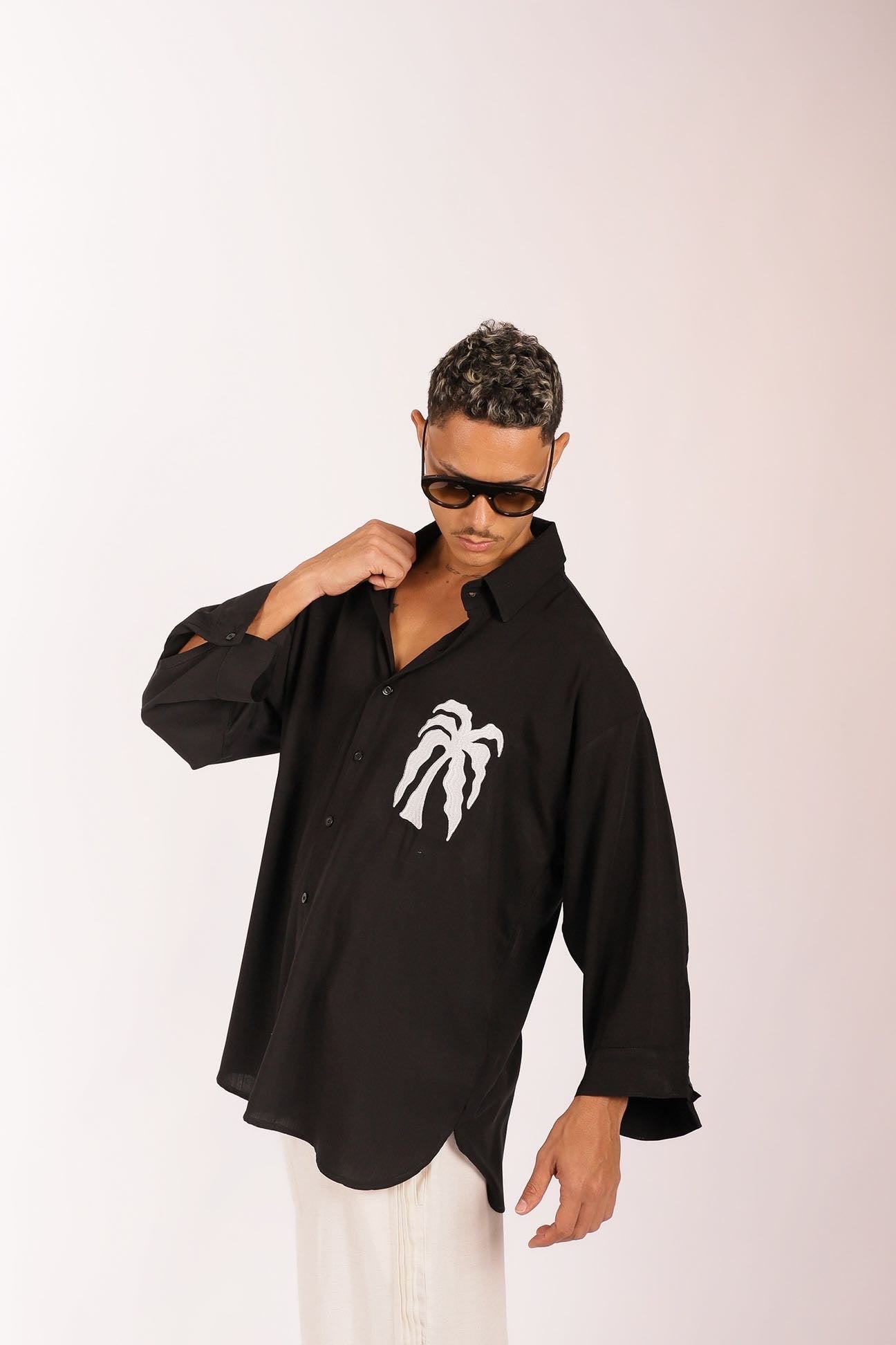 Camisa Oversized Coqueiro Bordado Preta