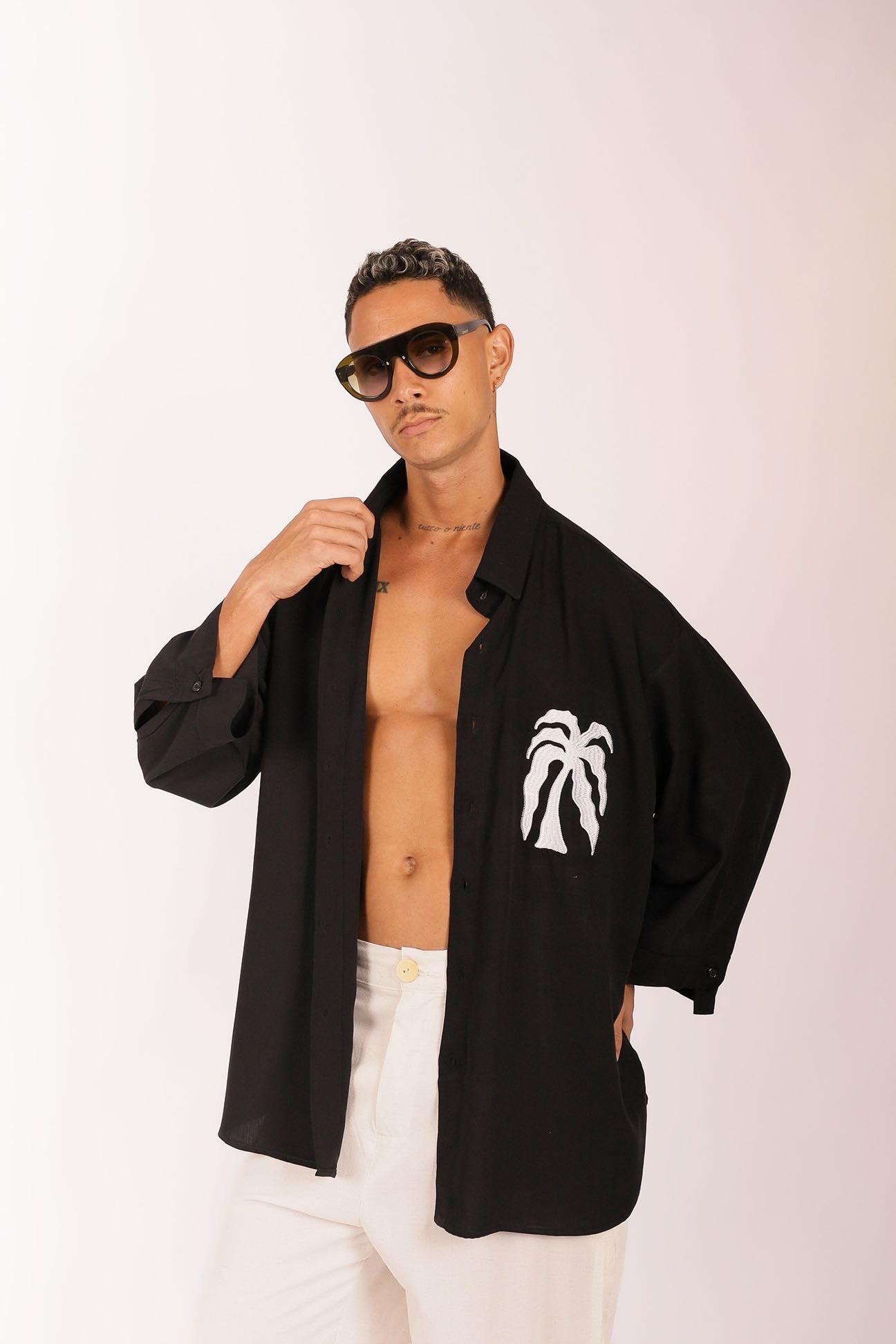 Camisa Oversized Coqueiro Bordado Preta