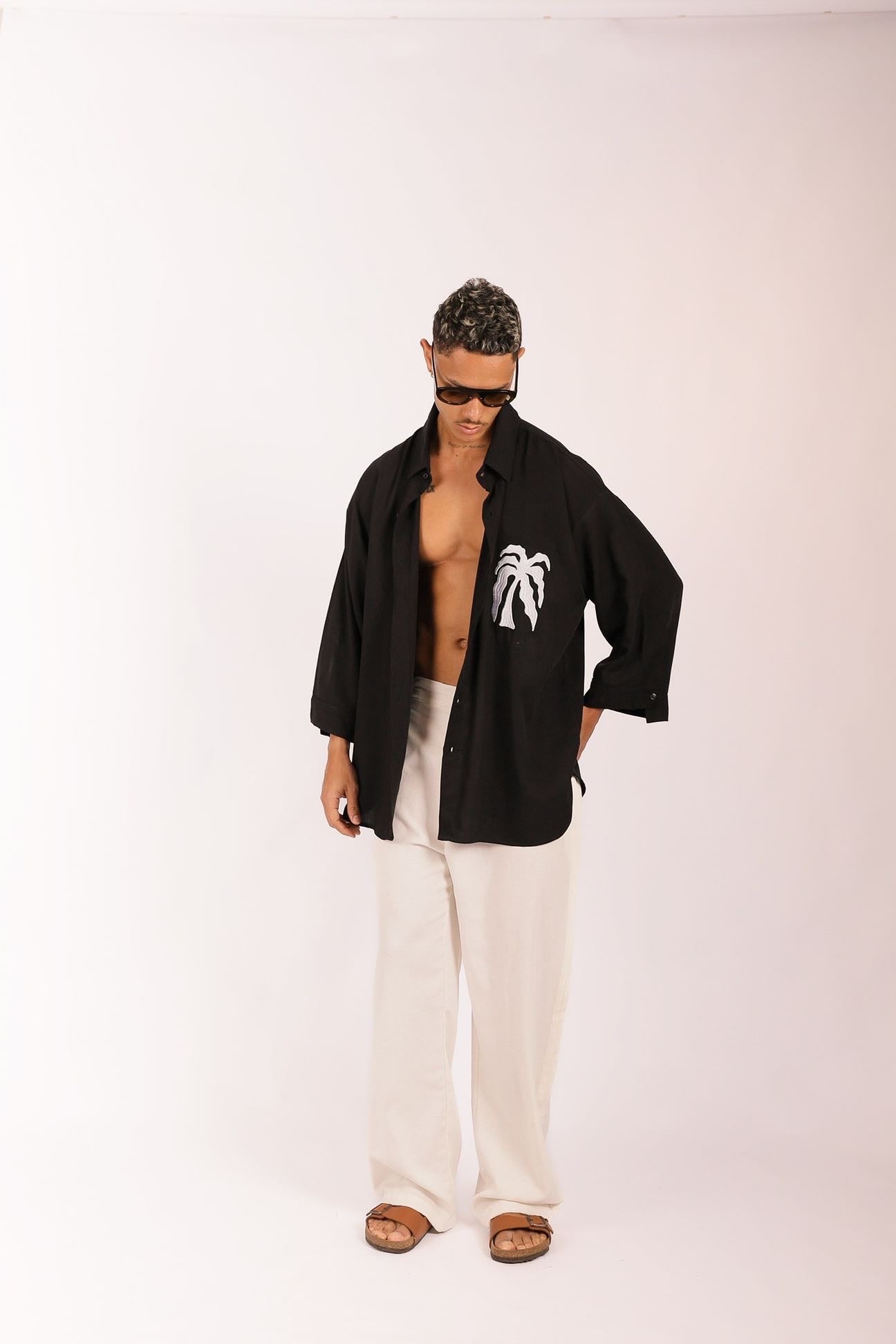 Camisa Oversized Coqueiro Bordado Preta