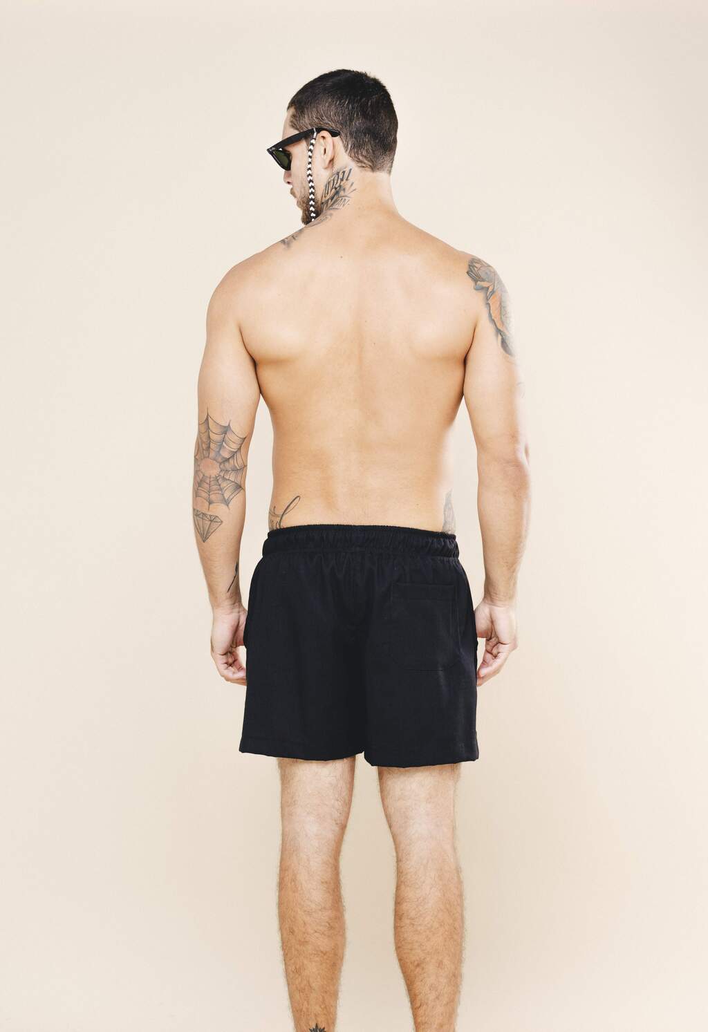 SHORT LINHO BOLSO EXPOSTO PRETO