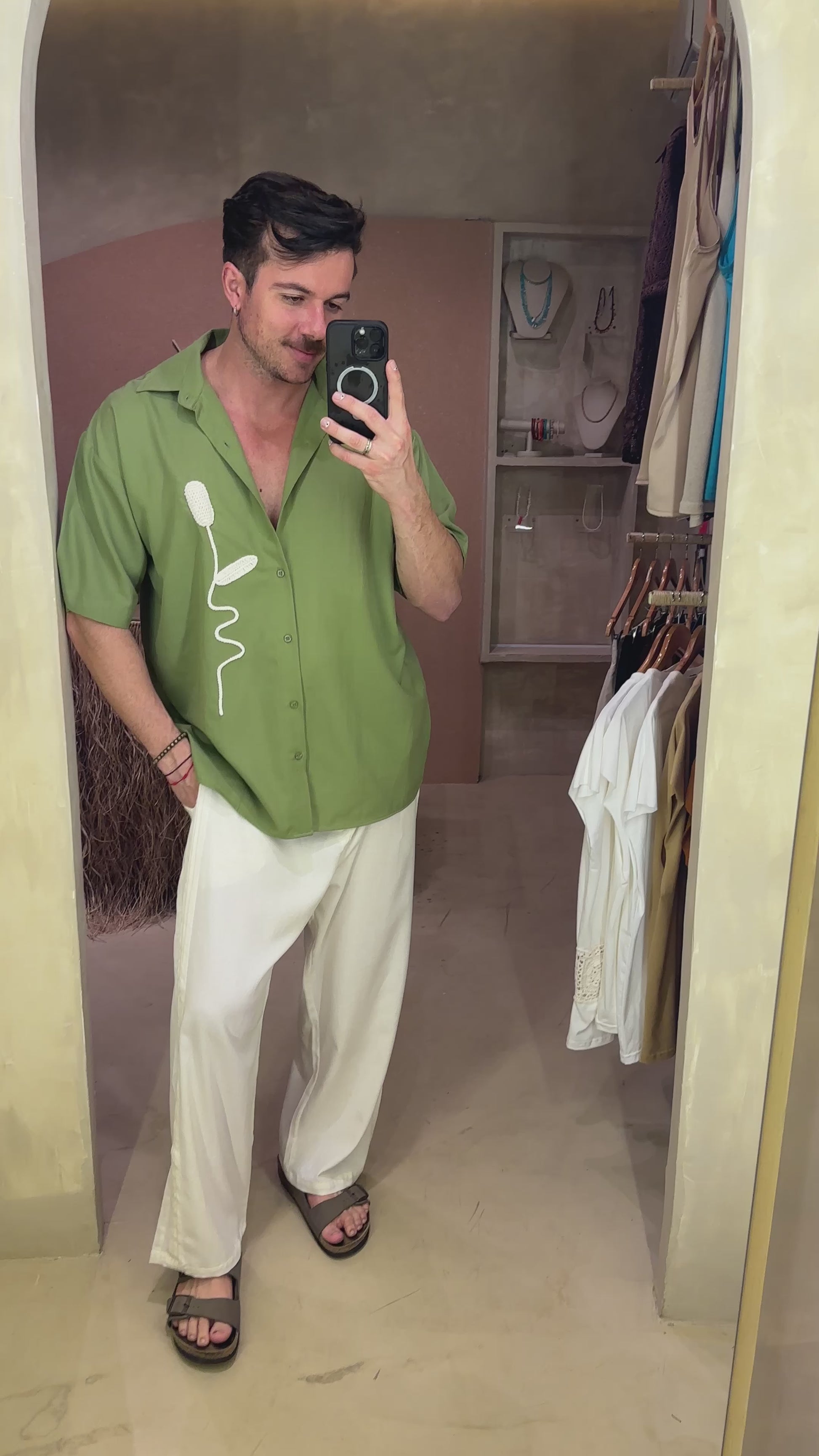 Camisa Flor de Gengibre Crochê Verde Oliva