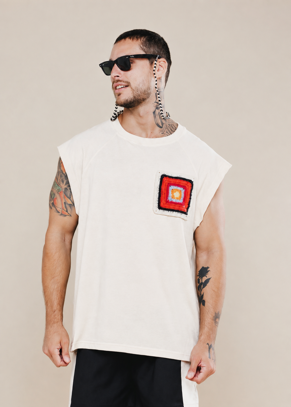 Regata Over Algodao Bolso Croche NITX Off White vista frontal com oculos