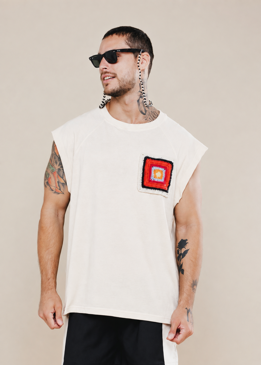 Regata Over Algodao Bolso Croche NITX Off White vista frontal com oculos