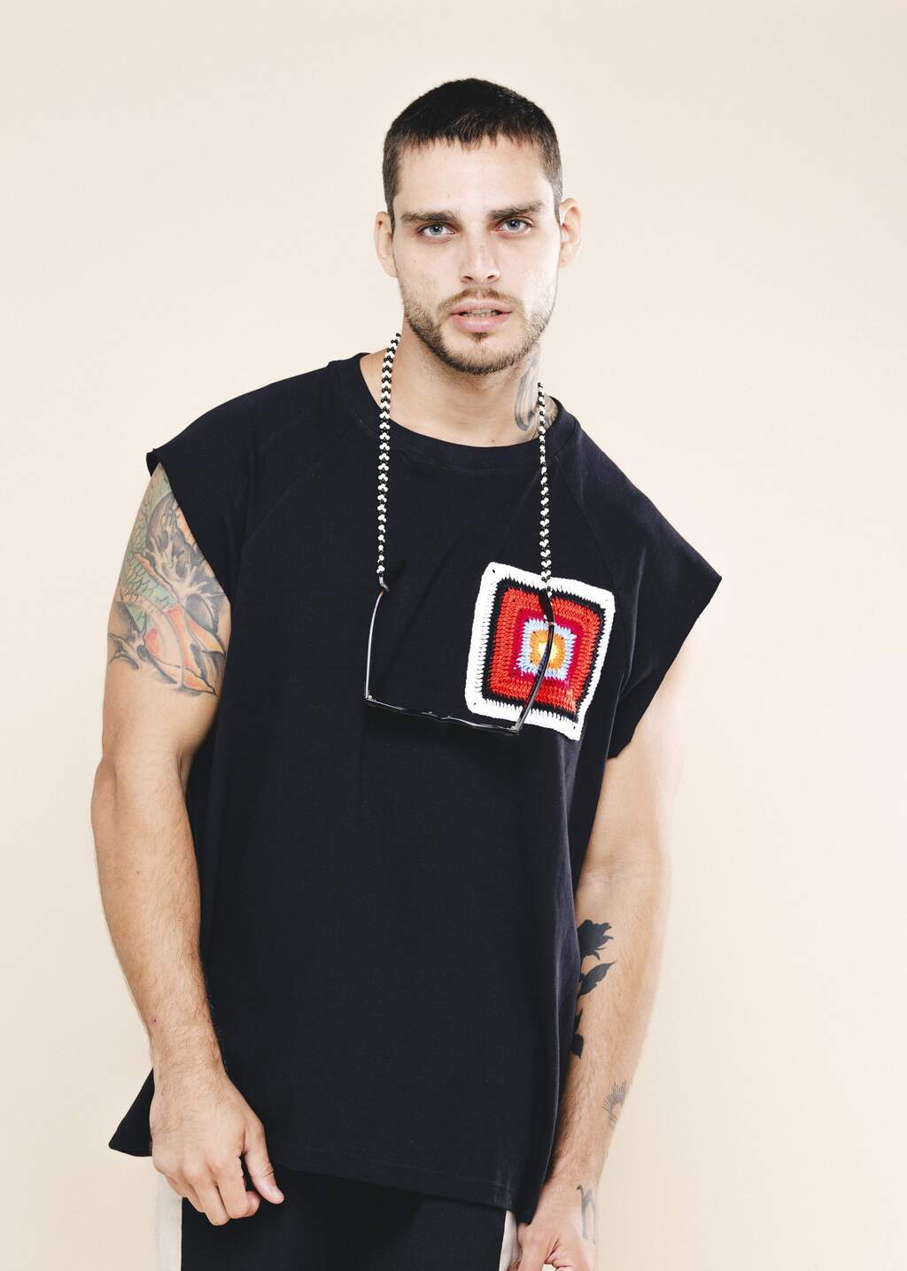 Regata Over Algodao Bolso Croche NITX Preta vista frontal com colar